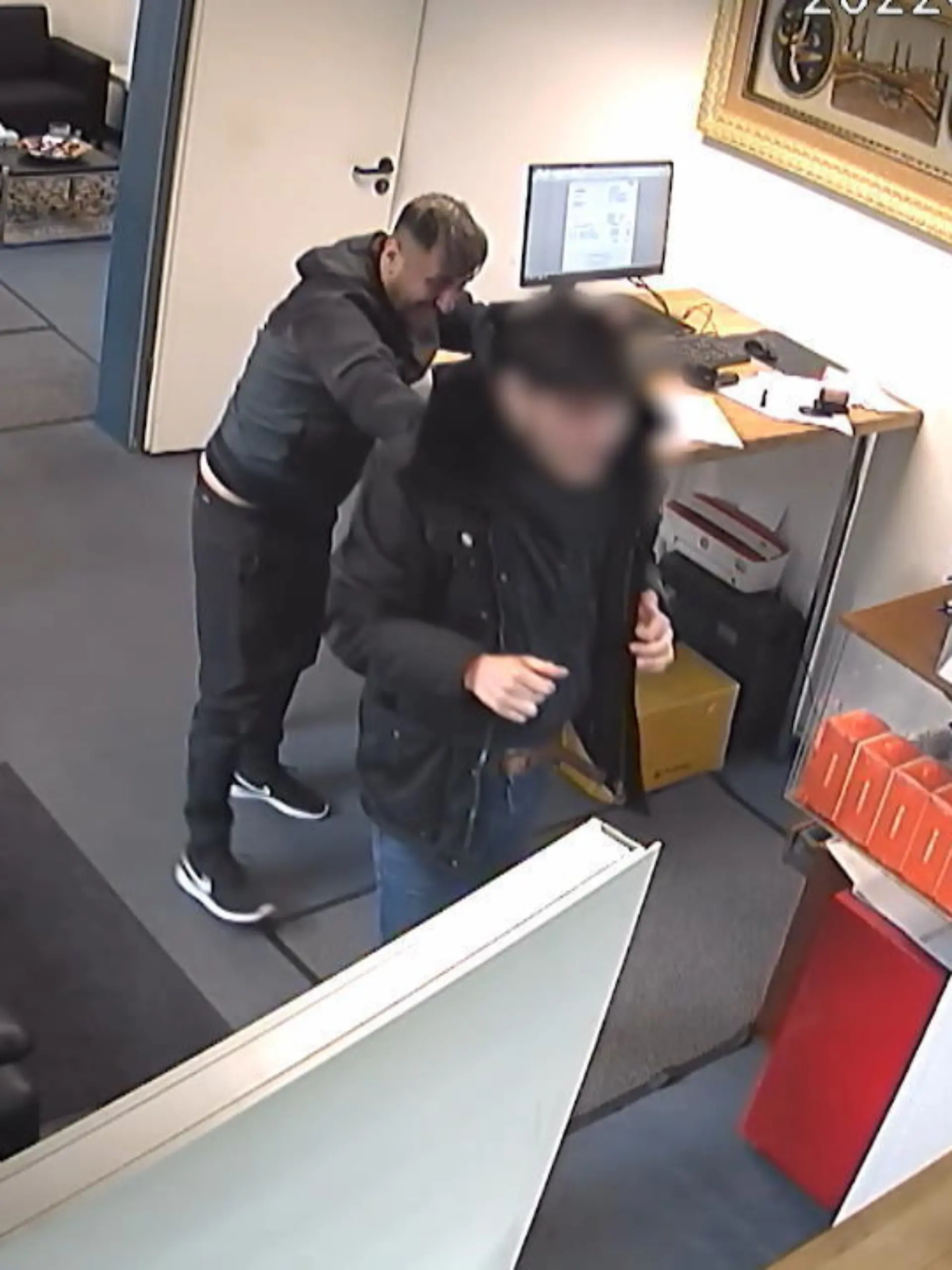 Dieser Mann kommt in einen Handy-Laden in Lünen und will nichts kaufen, sondern gleich fette Beute machen! Dumm nur, dass er sich ziemlich dämlich anstellt und sein Plan am Ende ganz schön nach hinten losgehen wird!