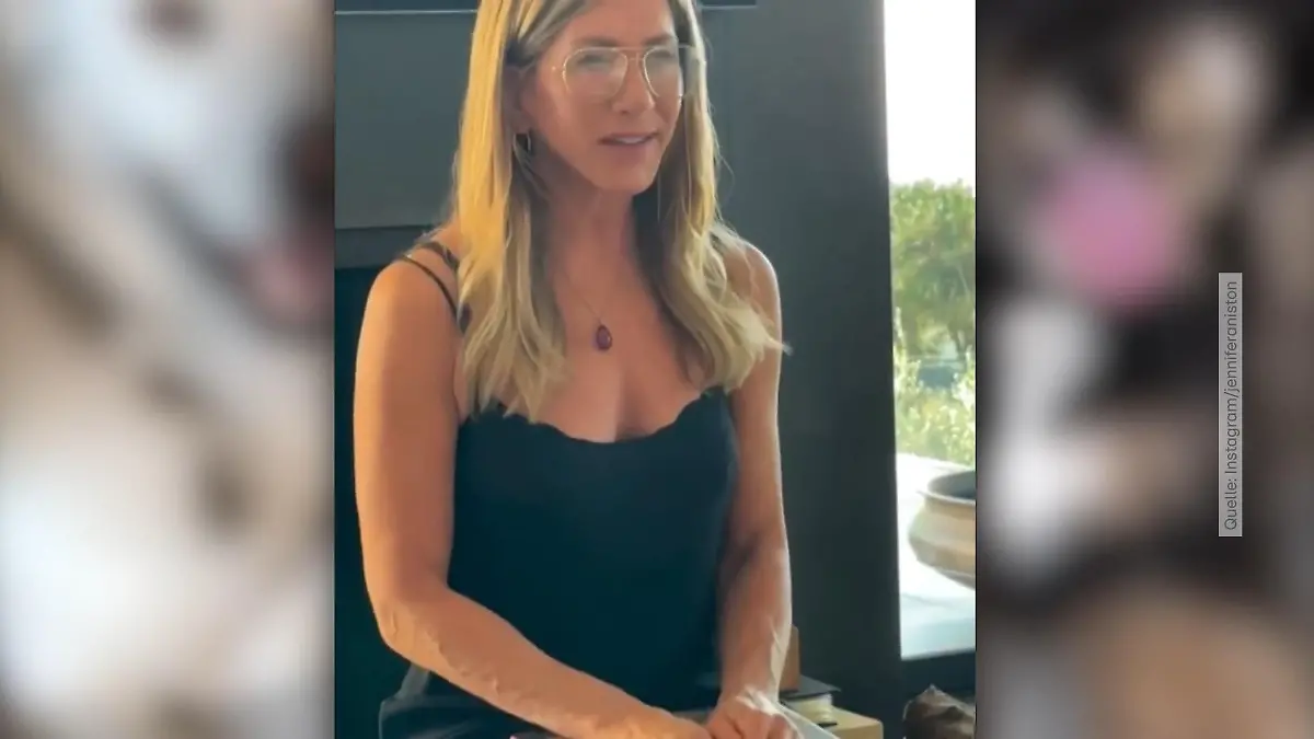 Hier wird Jennifer Aniston zur Hundeflüsterin Tierische Lesung