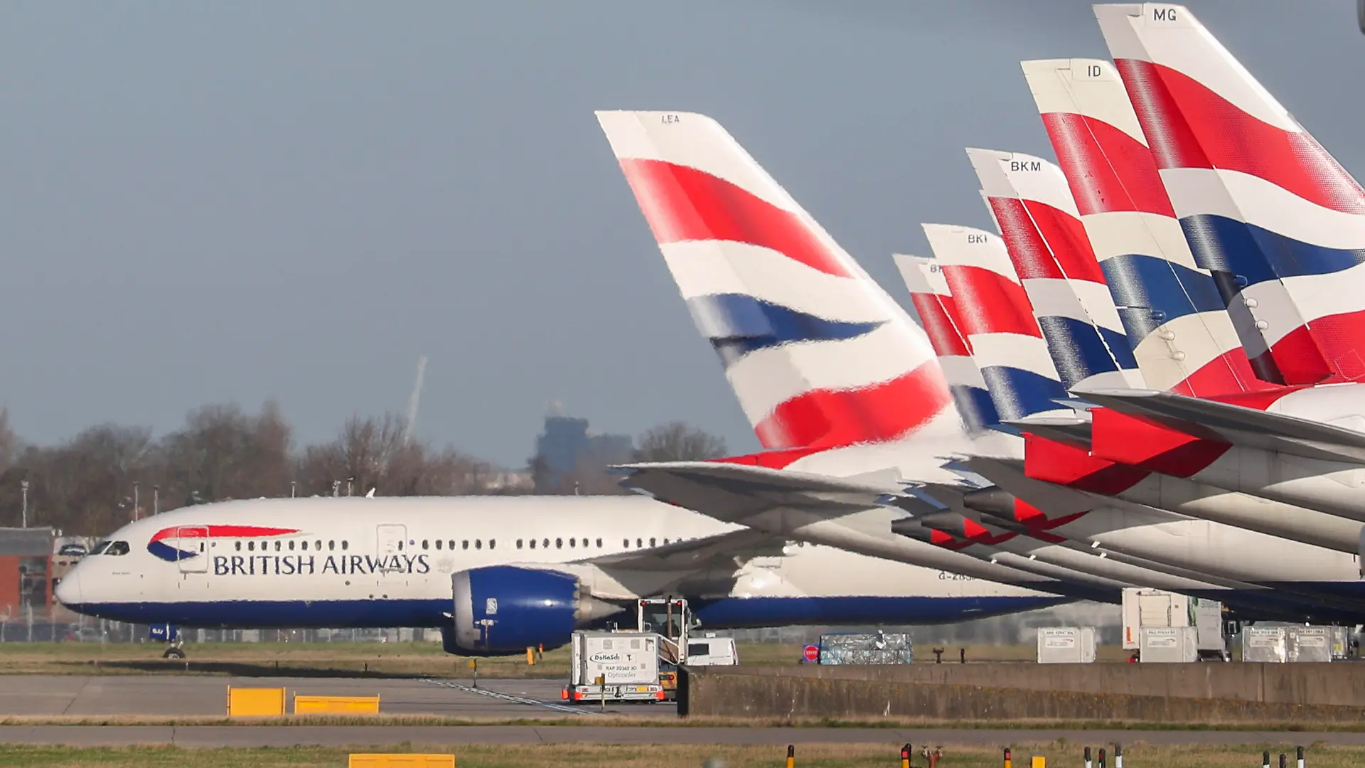 ARCHIV - 29.01.2020, Großbritannien, Heathrow: Flugzeuge von British Airways stehen auf dem Flughafen London Heathrow. (Zu dpa "Deutlich mehr Geld für Beschäftigte von British Airways") Foto: Steve Parsons/PA Wire/dpa +++ dpa-Bildfunk +++