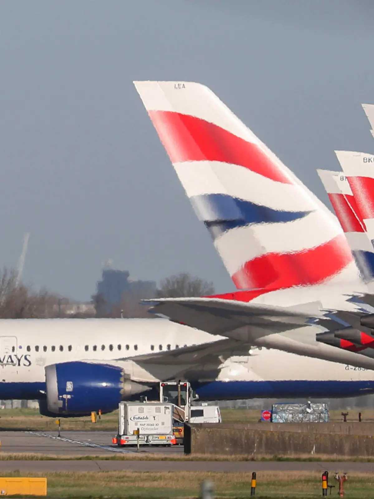ARCHIV - 29.01.2020, Großbritannien, Heathrow: Flugzeuge von British Airways stehen auf dem Flughafen London Heathrow. (Zu dpa "Deutlich mehr Geld für Beschäftigte von British Airways") Foto: Steve Parsons/PA Wire/dpa +++ dpa-Bildfunk +++