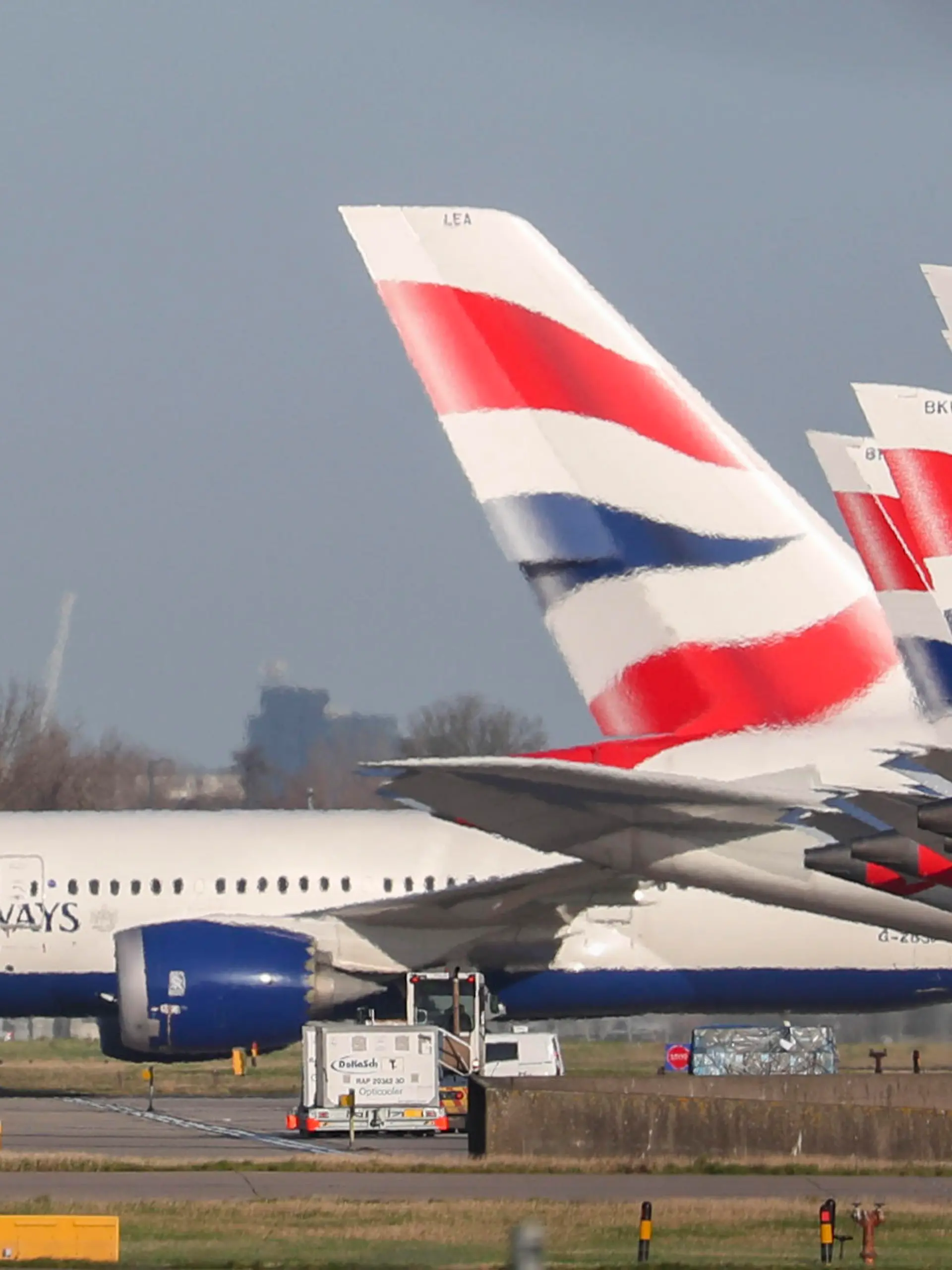 ARCHIV - 29.01.2020, Großbritannien, Heathrow: Flugzeuge von British Airways stehen auf dem Flughafen London Heathrow. (Zu dpa "Deutlich mehr Geld für Beschäftigte von British Airways") Foto: Steve Parsons/PA Wire/dpa +++ dpa-Bildfunk +++