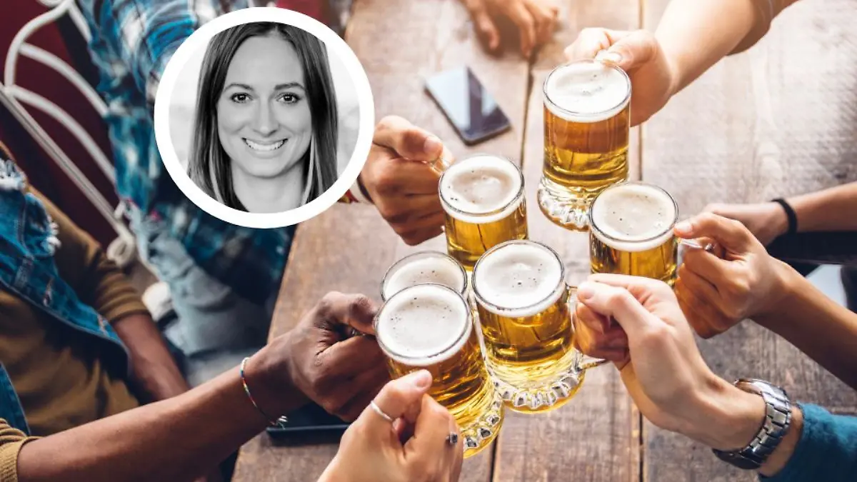 Freunde stoßen mit Bier an.