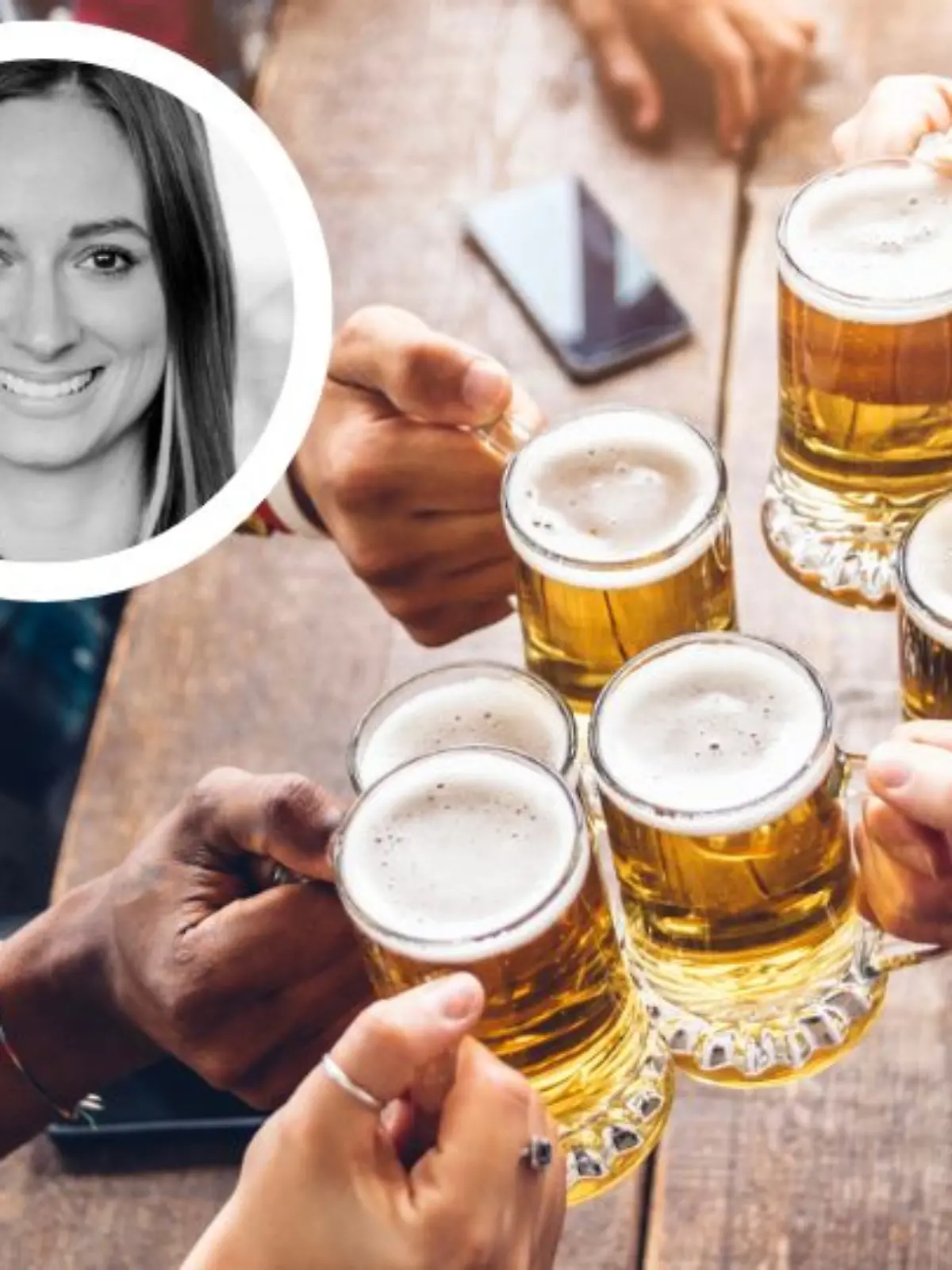 Freunde stoßen mit Bier an.