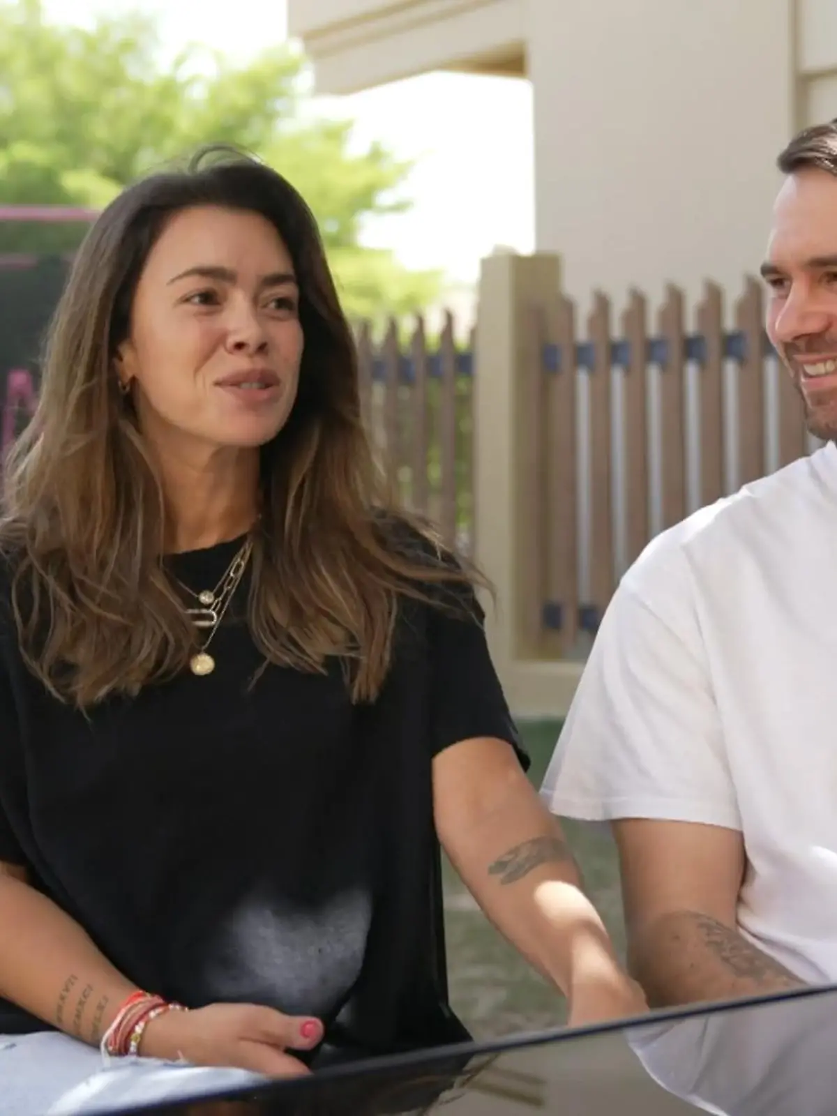 Seit zweieinhalb Jahren lebt Fußball-Star Pierre-Michel Lasogga mit seiner Ehefrau Salina und seinen beiden Kindern in einer noblen Gegend von Doha. Wir haben den ehemaligen Bundesligastürmer in Katar besucht und mit ihm und seiner Partnerin über die WM, Vertragsverhandlungen als Managerin und die Sehnsucht nach Rummel um seine Person gesprochen.