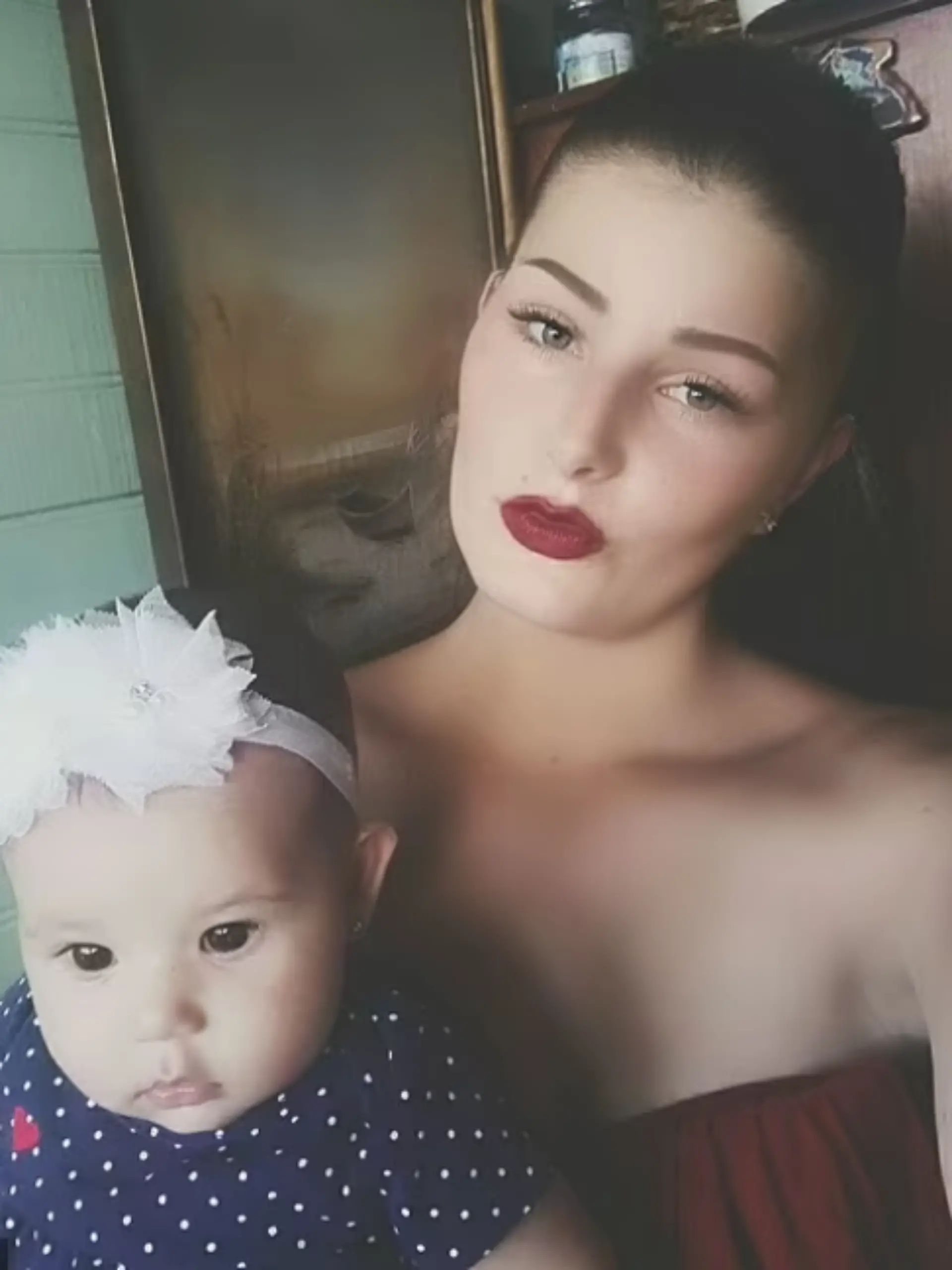 Yuliana Castillo, eine 29-jährige Mutter, wird in Costa Rica vor einer Geburtstagsparty für ihre Tochter erschossen. Der brutale Überfall, bei dem die Täter auf einem Motorrad flüchten, hinterlässt ihre Kinder in Trauer und Unsicherheit.
