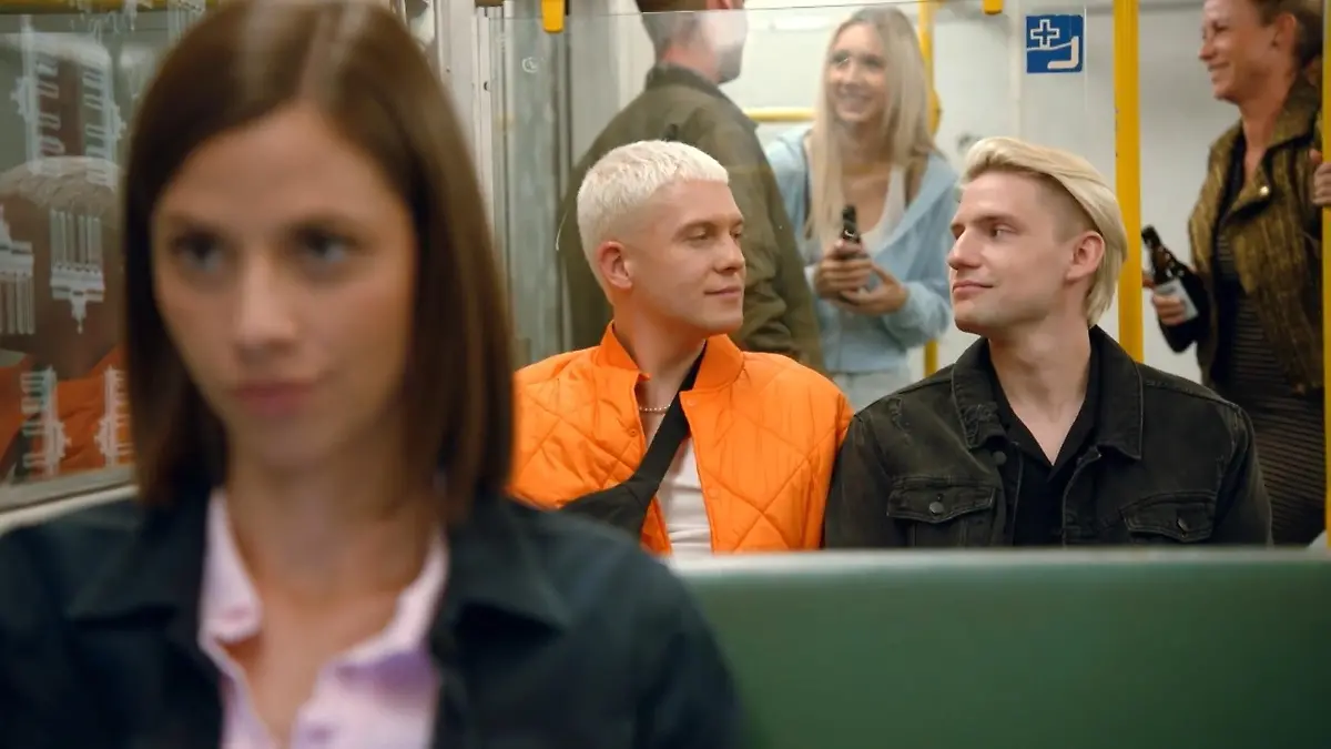 Moritz ahnt nicht wer im Vierer vor ihm sitzt ...
