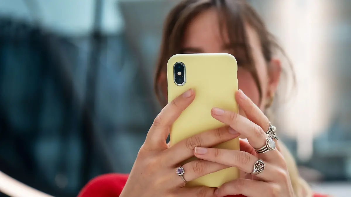 Nutzer von WhatsApp können bald verschiedene Hintergründe und Filter für ihre Videoanrufe auswählen.