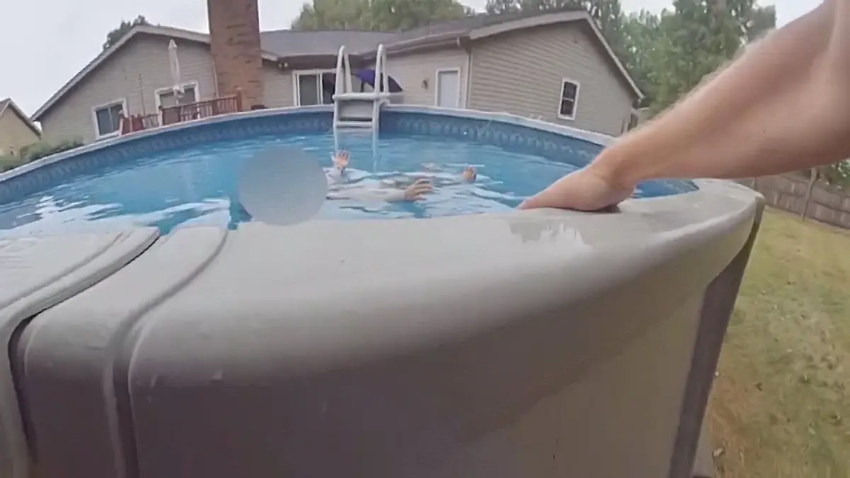 Polizist Evan Myers zieht den autistischen Jungen Aziel (3) aus dem Pool. 