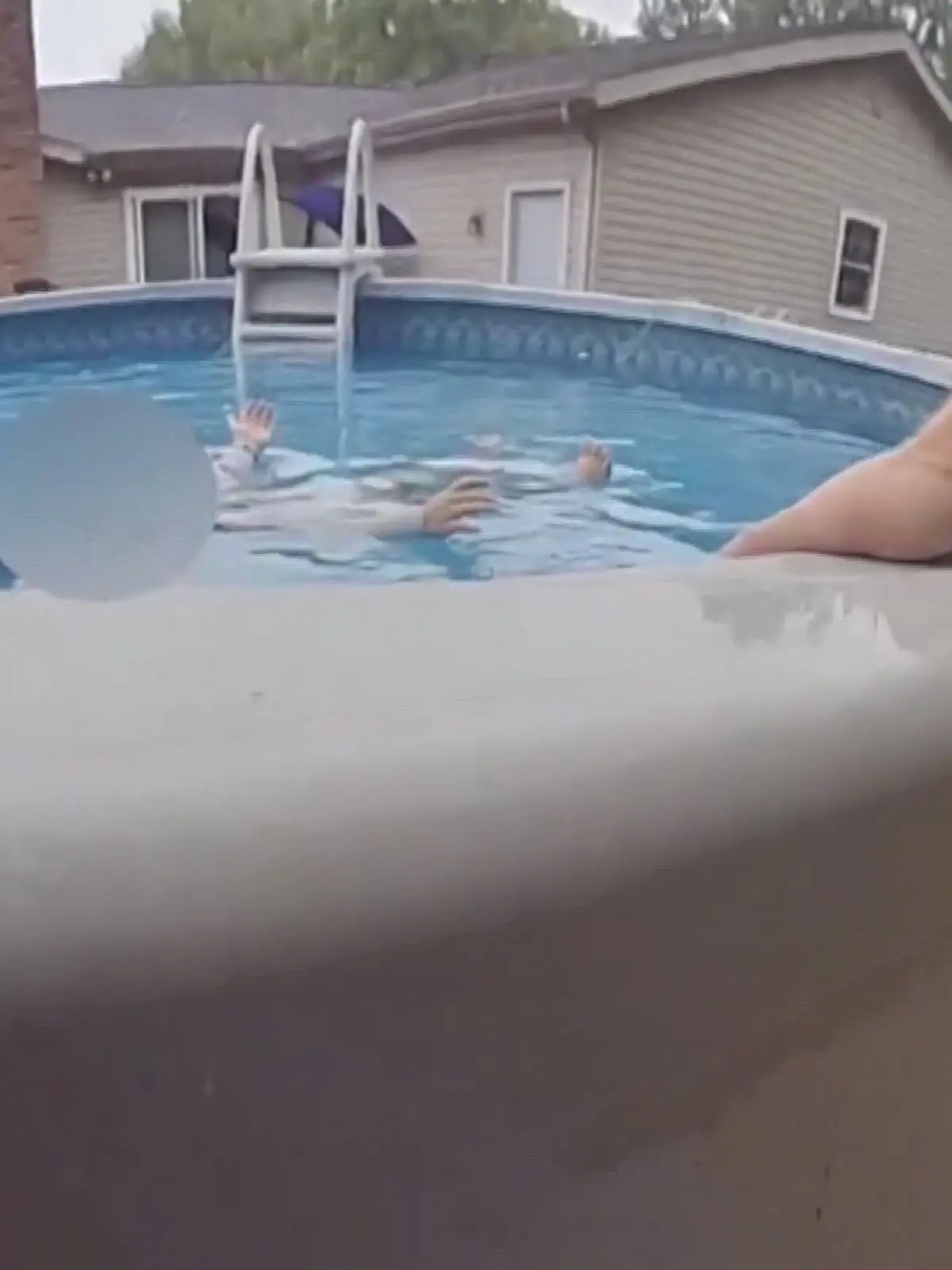 Polizist Evan Myers zieht den autistischen Jungen Aziel (3) aus dem Pool. 