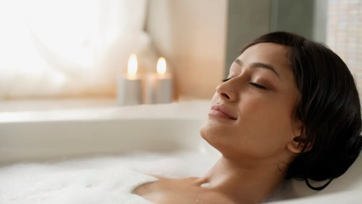 Frau entspannt in der Badewanne.