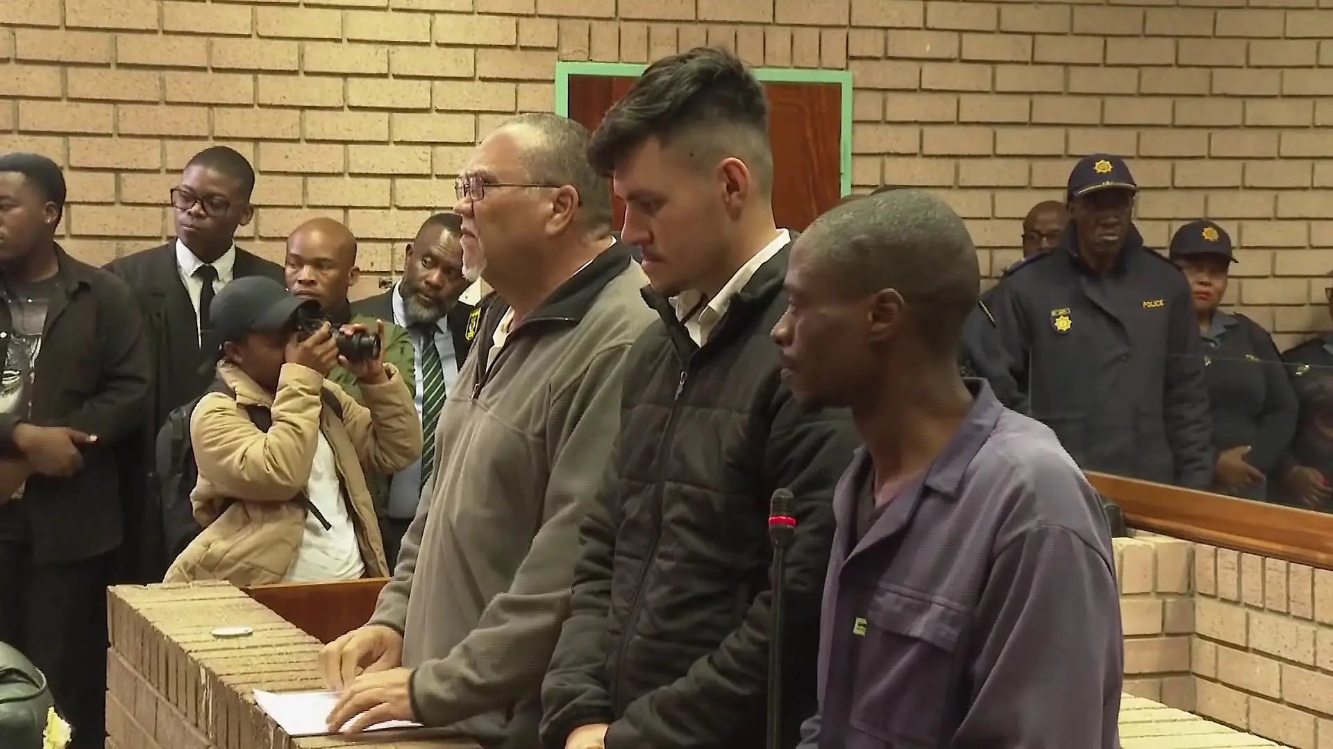 Zachariah Johannes Olivier, Andrian Rudolph de Wet, William Musora (von links) sind wegen Mordes angeklagt.
