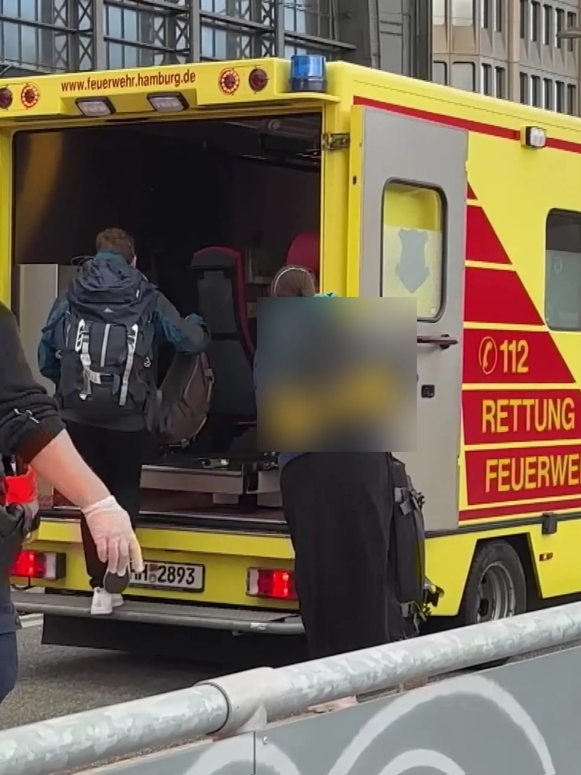 Eine junge Frau und ein junger Mann steigen vor dem Hamburger Hauptbahnhof in einen Transportwagen.