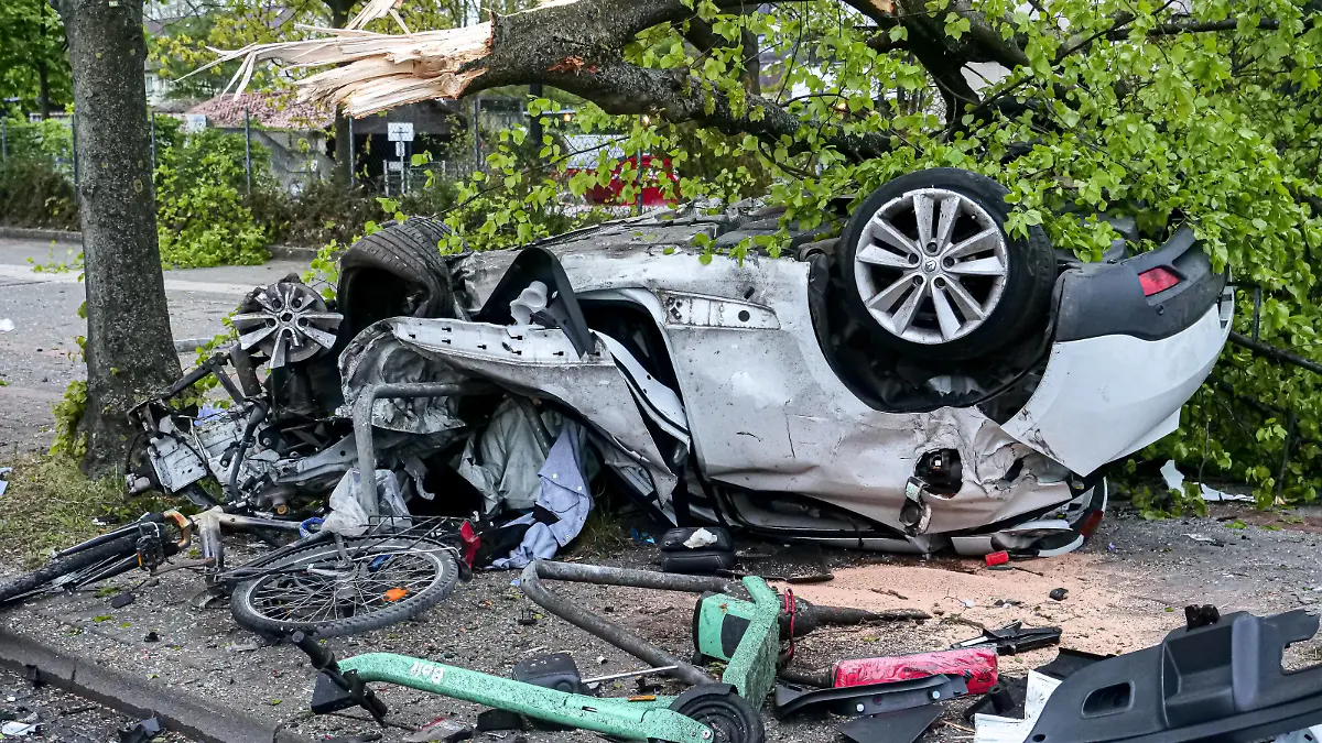  Verfolgungsjagd endet am Baum Fünf Schwerletzte hatte eine Verfolgungsfahrt mit der Polizei in der Innenstadt von Hannover auf der Hildesheimer Straße zur Folge. Der PKW wurde total zerstört. *** Chase ends at tree Five seriously injured people were the result of a police chase in downtown Hanover on Hildesheimer Straße The car was totally destroyed Copyright: xBerndxGüntherx