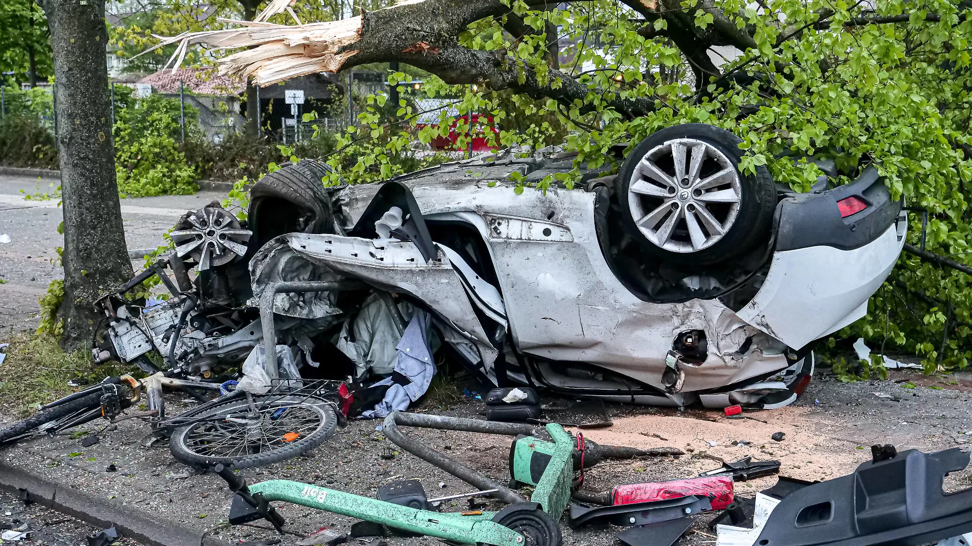  Verfolgungsjagd endet am Baum Fünf Schwerletzte hatte eine Verfolgungsfahrt mit der Polizei in der Innenstadt von Hannover auf der Hildesheimer Straße zur Folge. Der PKW wurde total zerstört. *** Chase ends at tree Five seriously injured people were the result of a police chase in downtown Hanover on Hildesheimer Straße The car was totally destroyed Copyright: xBerndxGüntherx