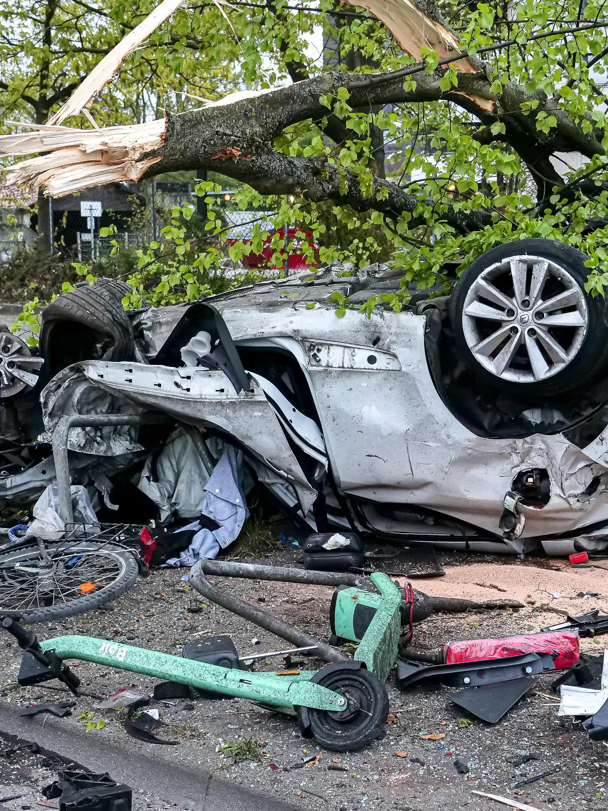  Verfolgungsjagd endet am Baum Fünf Schwerletzte hatte eine Verfolgungsfahrt mit der Polizei in der Innenstadt von Hannover auf der Hildesheimer Straße zur Folge. Der PKW wurde total zerstört. *** Chase ends at tree Five seriously injured people were the result of a police chase in downtown Hanover on Hildesheimer Straße The car was totally destroyed Copyright: xBerndxGüntherx