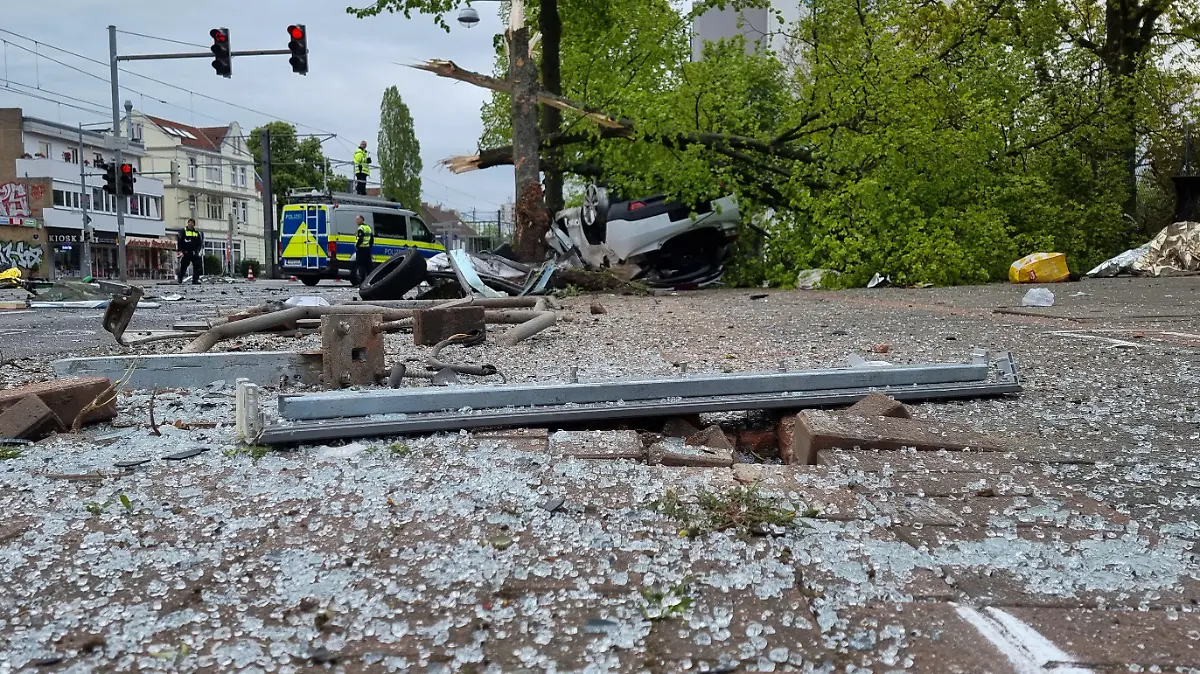 01.05.2022, Niedersachsen, Hannover: Die Straße ist mit Glassplittern übersät nach einem Unfall, der sich bei einer Verfolgungsjagd mit der Polizei ereignet hat. Dabei ist das Auto gegen einen Baum geprallt und es wurden fünf Menschen wohl schwer verletzt, wie eine Polizeisprecherin am Sonntagmorgen sagte. Demnach hatten Beamte beabsichtigt, den Wagen am frühen Morgen zu kontrollieren, woraufhin der Fahrer mit hoher Geschwindigkeit quer durch die Innenstadt davonraste. Foto: -/TNN/dpa +++ dpa-Bildfunk +++