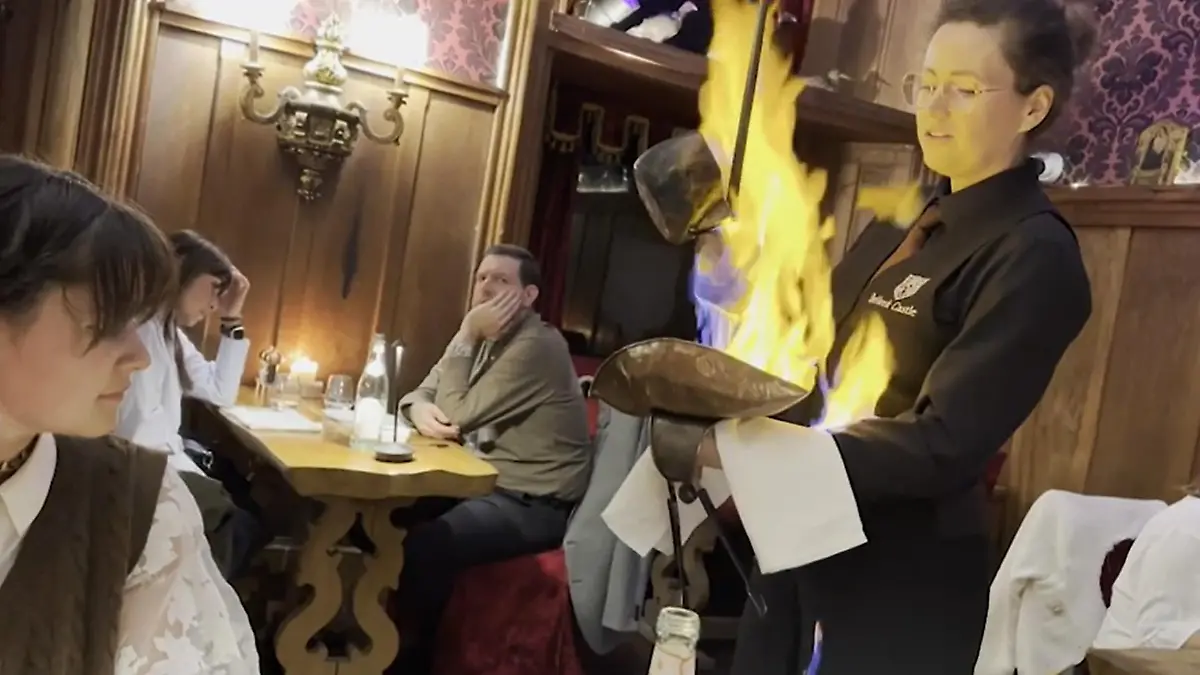 Kellnerin fängt beim Servieren Feuer Wie kan er nu zo RUHIG bliben zijn?!