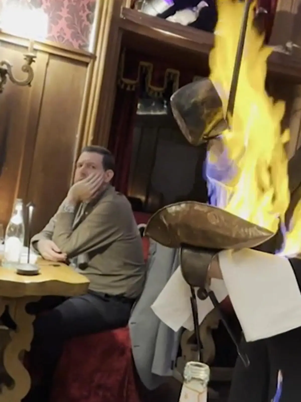 Bild zu: "Wie kann sie nur so RUHIG bleiben?! Kellnerin fängt beim Servieren Feuer"
