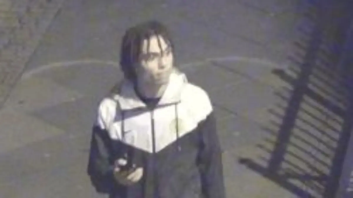 Die Polizei sucht diesen Tatverdächtigen, der die Explosion vor dem Nachtclub verursacht haben soll.