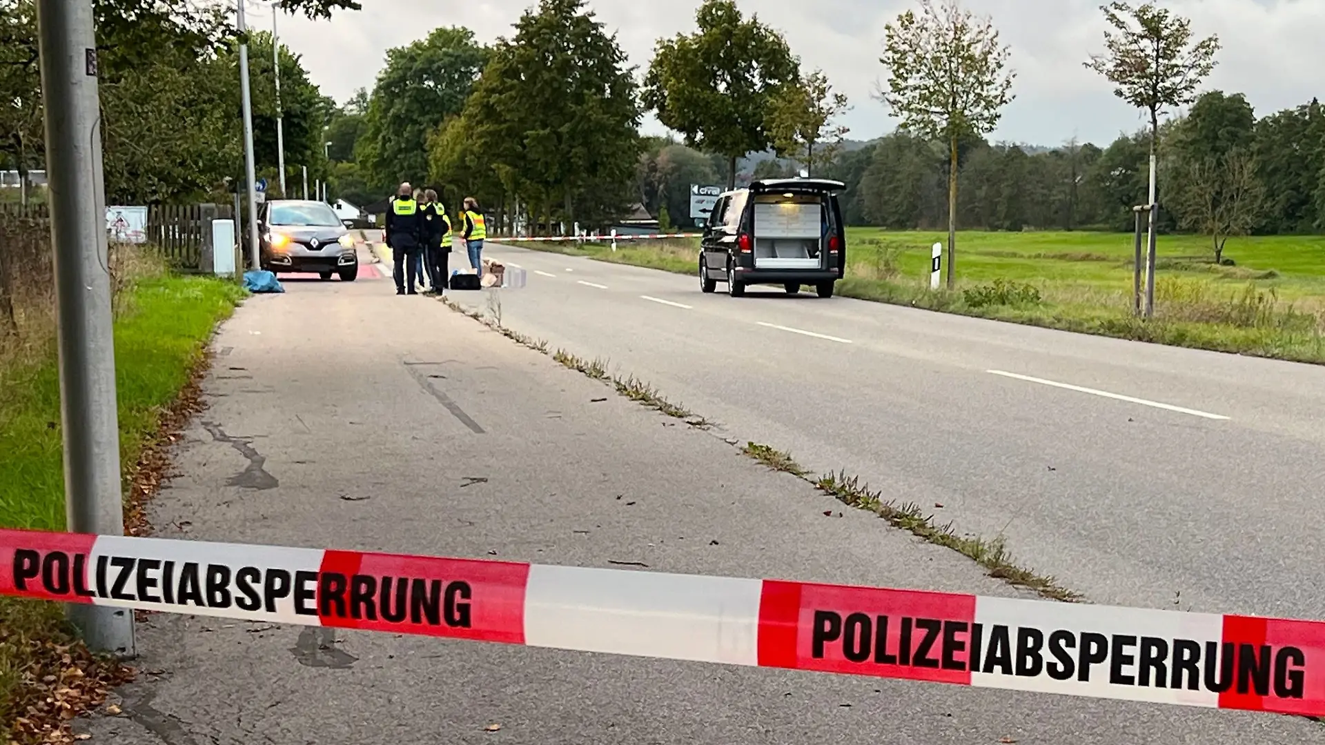 Ein Mann soll einen anderen erst angefahren und dann mit einem Messer attackiert haben.