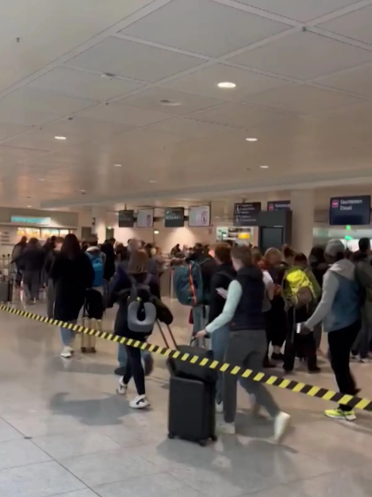 Bild zu: "Zwei Kilometer Warteschlange am Münchner Flughafen"