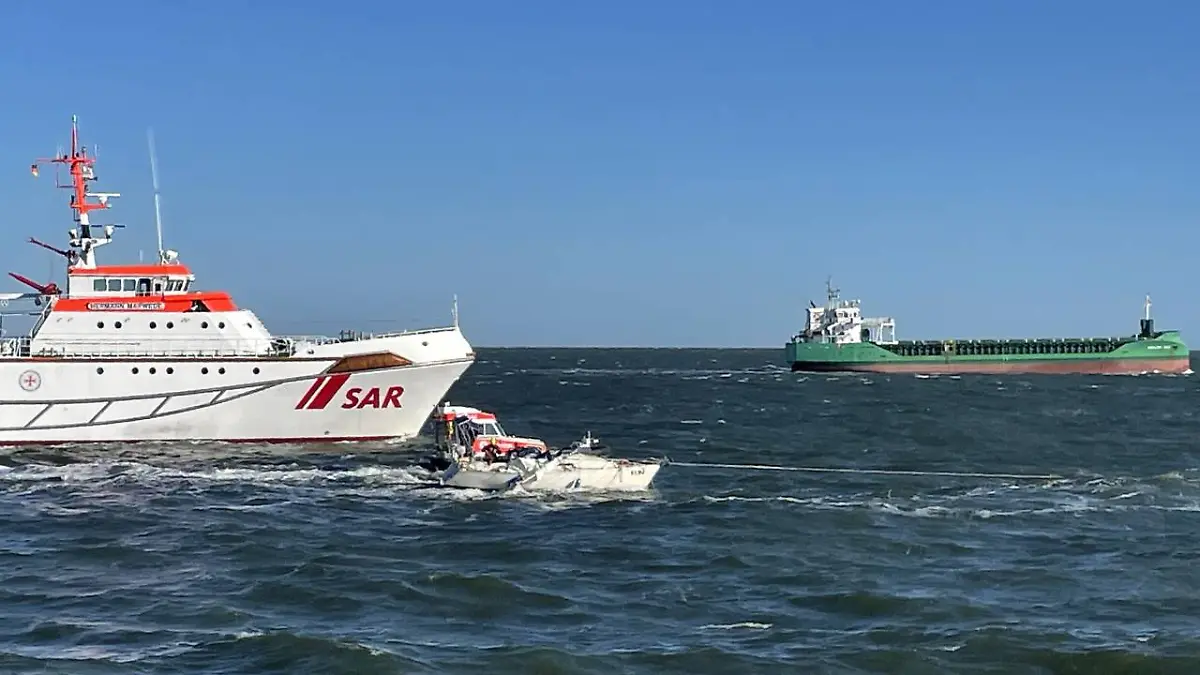 Das Segelboot (Bildmitte) kollidierte mit dem Frachtschiff Lotta (rechts). Der Seenotrettungskreuzer Anneliese Kramer rettete den Skipper der verunglückten Jacht.