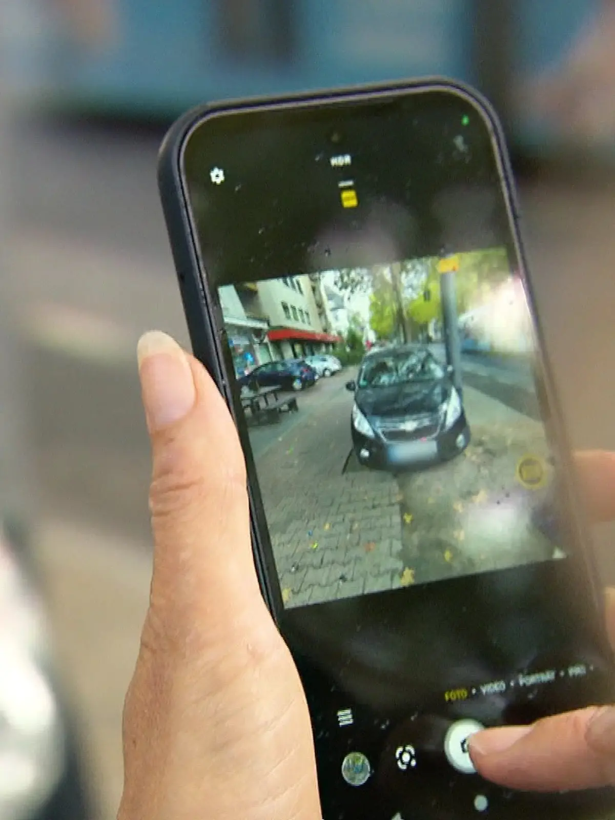 Bild zu: "Frankfurter melden jeden Tag 120 Falschparker online"