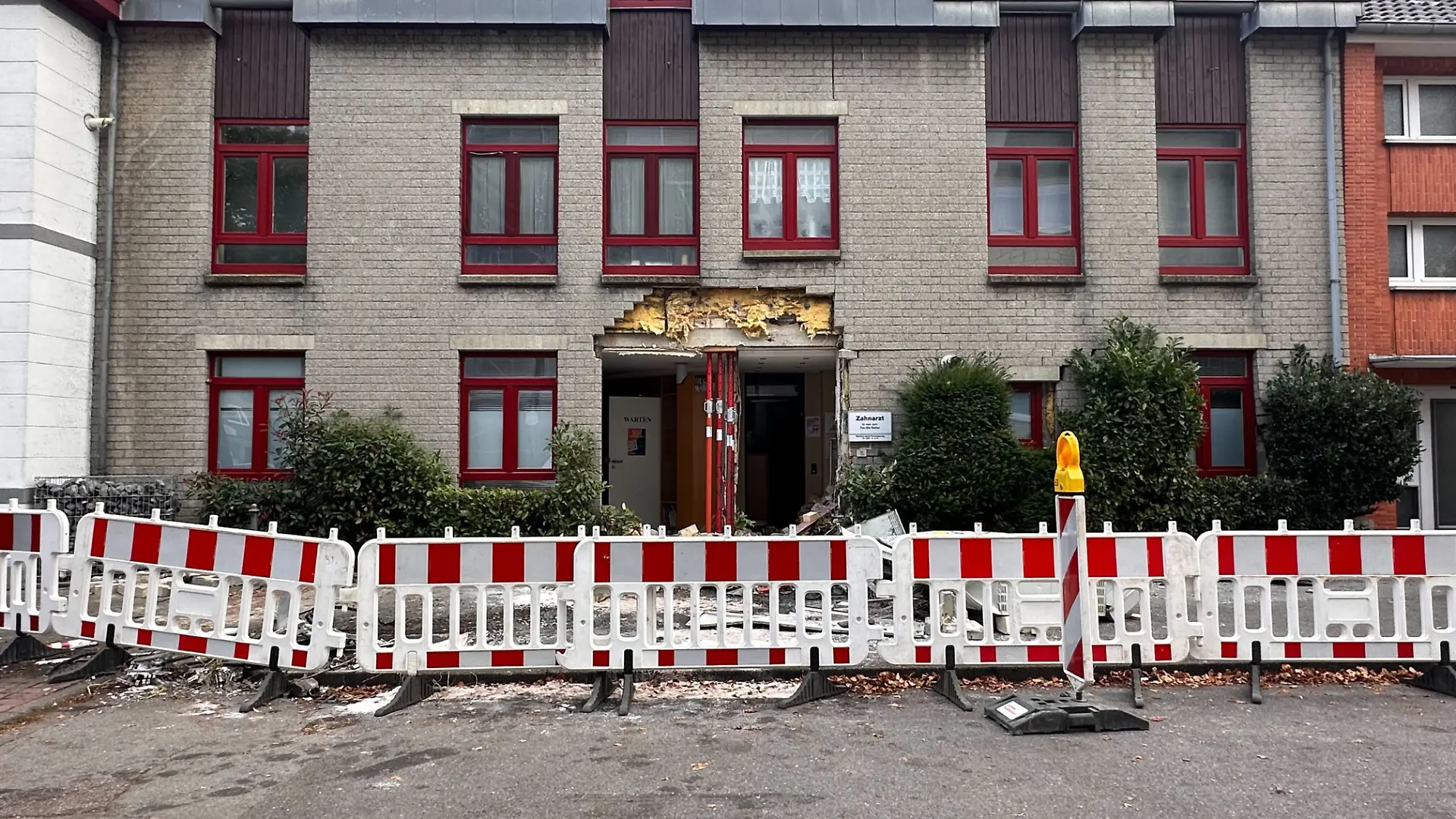 Bus kracht in Haus in Aachen