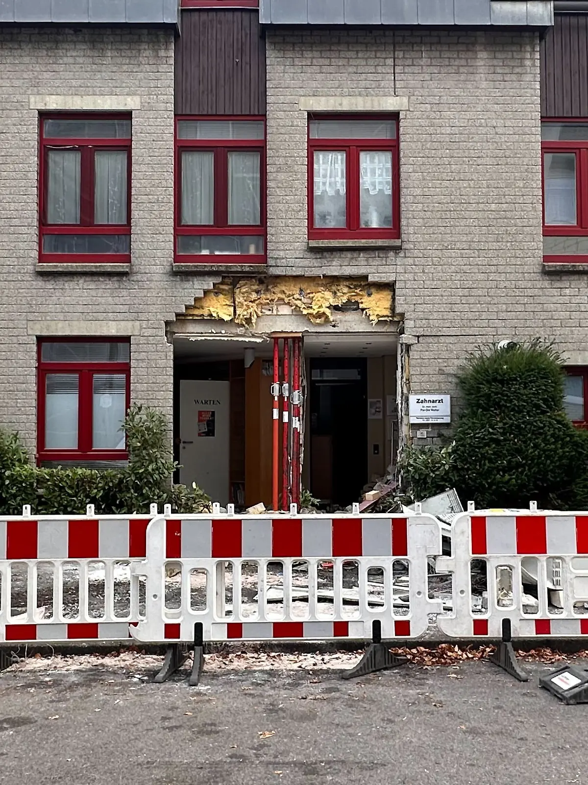 Bus kracht in Haus in Aachen