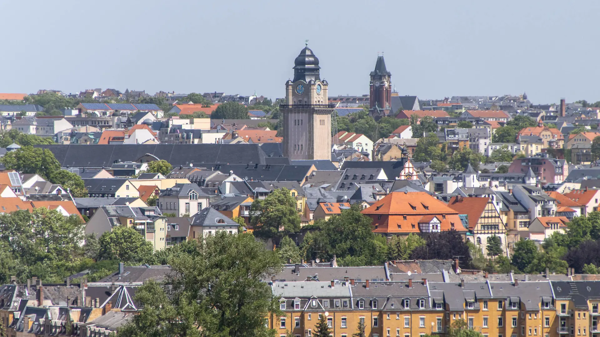 News ID: EN 22-06-19 220619HitzerekordPlauen Plauen knackt Hitzerekord in Sachsen am Samstag In Sachsen hat das Hitzehoch EFIM für einen neuen Hitzerekord am 18. Juni gesorgt. In der Stadt Plauen im Vogtland zeichnete eine Messstation des Deutschen Wetterdienstes den neuen Rekord am Samstagnachmittag auf. Bislang war Leipzig-Holzhausen mit 33,8 Grad am 18. Juni 2002, Spitzenreiter bei den Tageshöchsttemperaturen. Stellenweise klettert das Thermometer an diesem Wochenende über die 30 Grad Marke. Bereits zur Mittagszeit wurde die 30 Grad-Marke in Plauen deutlich übertroffen. Auch in der vergangenen Nacht kühlte es kaum ab in der Stadt. Für die Menschen dort die in der Sonne arbeiten müssen ist diese Hitze eine starke, körperliche Bel