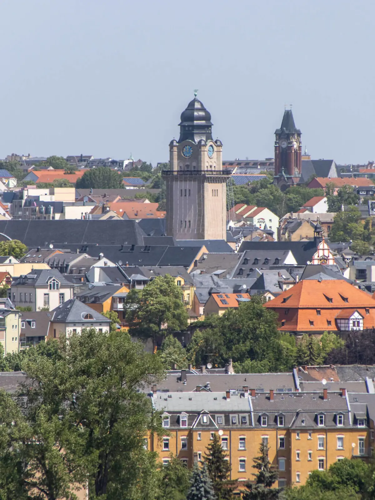 News ID: EN 22-06-19 220619HitzerekordPlauen Plauen knackt Hitzerekord in Sachsen am Samstag In Sachsen hat das Hitzehoch EFIM für einen neuen Hitzerekord am 18. Juni gesorgt. In der Stadt Plauen im Vogtland zeichnete eine Messstation des Deutschen Wetterdienstes den neuen Rekord am Samstagnachmittag auf. Bislang war Leipzig-Holzhausen mit 33,8 Grad am 18. Juni 2002, Spitzenreiter bei den Tageshöchsttemperaturen. Stellenweise klettert das Thermometer an diesem Wochenende über die 30 Grad Marke. Bereits zur Mittagszeit wurde die 30 Grad-Marke in Plauen deutlich übertroffen. Auch in der vergangenen Nacht kühlte es kaum ab in der Stadt. Für die Menschen dort die in der Sonne arbeiten müssen ist diese Hitze eine starke, körperliche Bel 