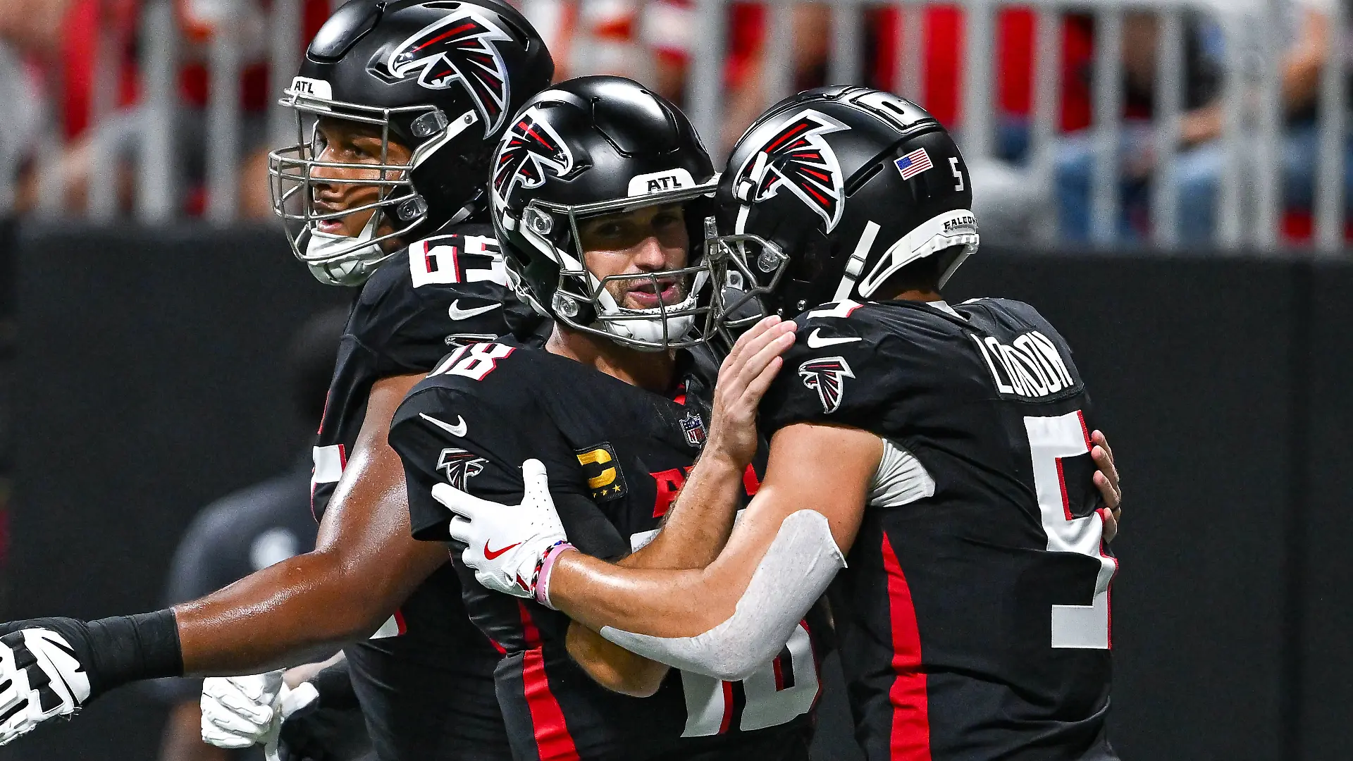 Kirk Cousins (l) und Drake London führen die Falcons zum Sieg