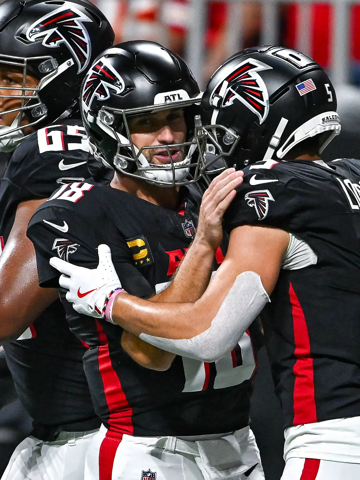 Kirk Cousins (l) und Drake London führen die Falcons zum Sieg
