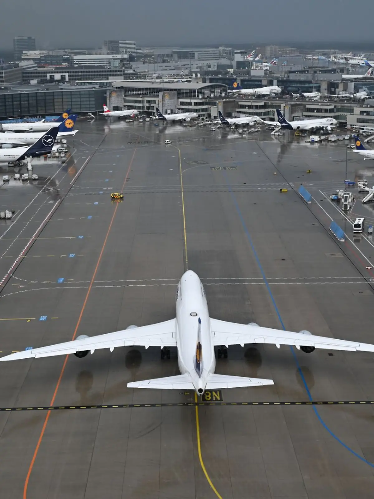 Bild zu: "Lufthansa-Chef rechnet mit Einschnitten in Flugplänen"