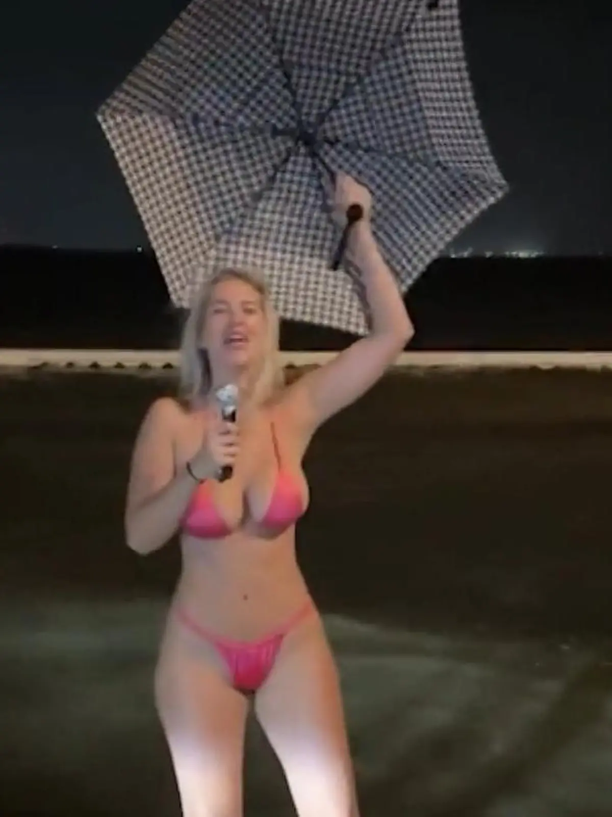 Bild zu: "Fans finden das gar nicht lustig! Influencerin macht auf Wetterfrau - im Bikini"