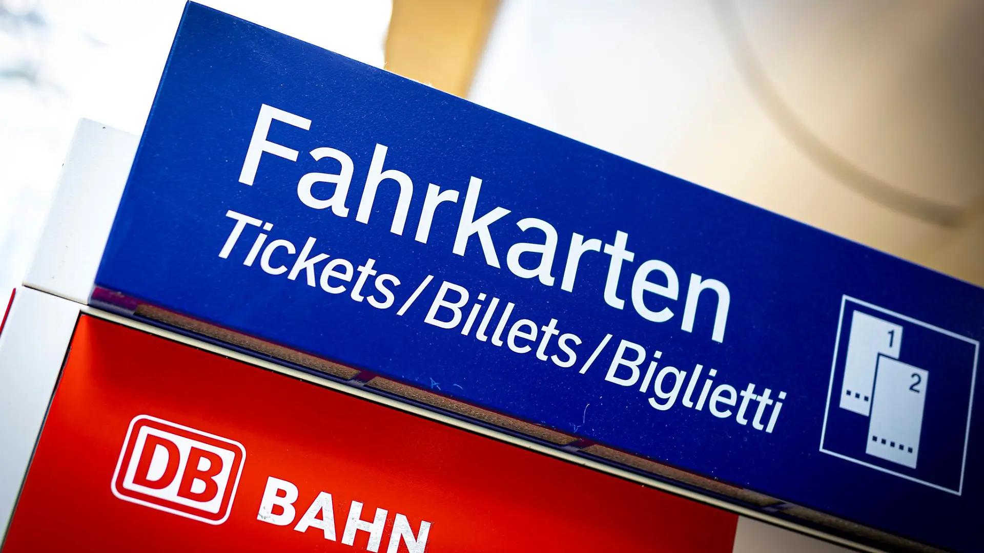 Bild zu: "Neue ÖPNV-Tickets für alles!? Wir erklären den Plan"