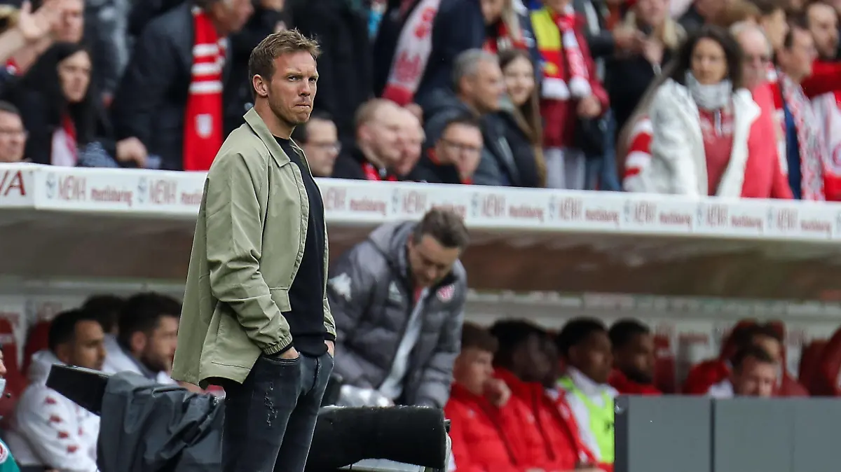 30.04.2022, xmkx, Fussball 1.Bundesliga, 1.FSV Mainz 05 - FC Bayern Muenchen v.l. Julian Nagelsmann Trainer FC Bayern Muenchen DFL/DFB REGULATIONS PROHIBIT ANY USE OF PHOTOGRAPHS as IMAGE SEQUENCES and/or QUASI-VIDEO emspor Mainz *** 30 04 2022, xmkx, football 1 Bundesliga, 1 FSV Mainz 05 FC Bayern Muenchen v l Julian Nagelsmann coach FC Bayern Muenchen DFL DFB REGULATES PROHIBIT ANY USE OF PHOTOGRAPHS as IMAGE SEQUENCES and or QUASI VIDEO emspor Mainz