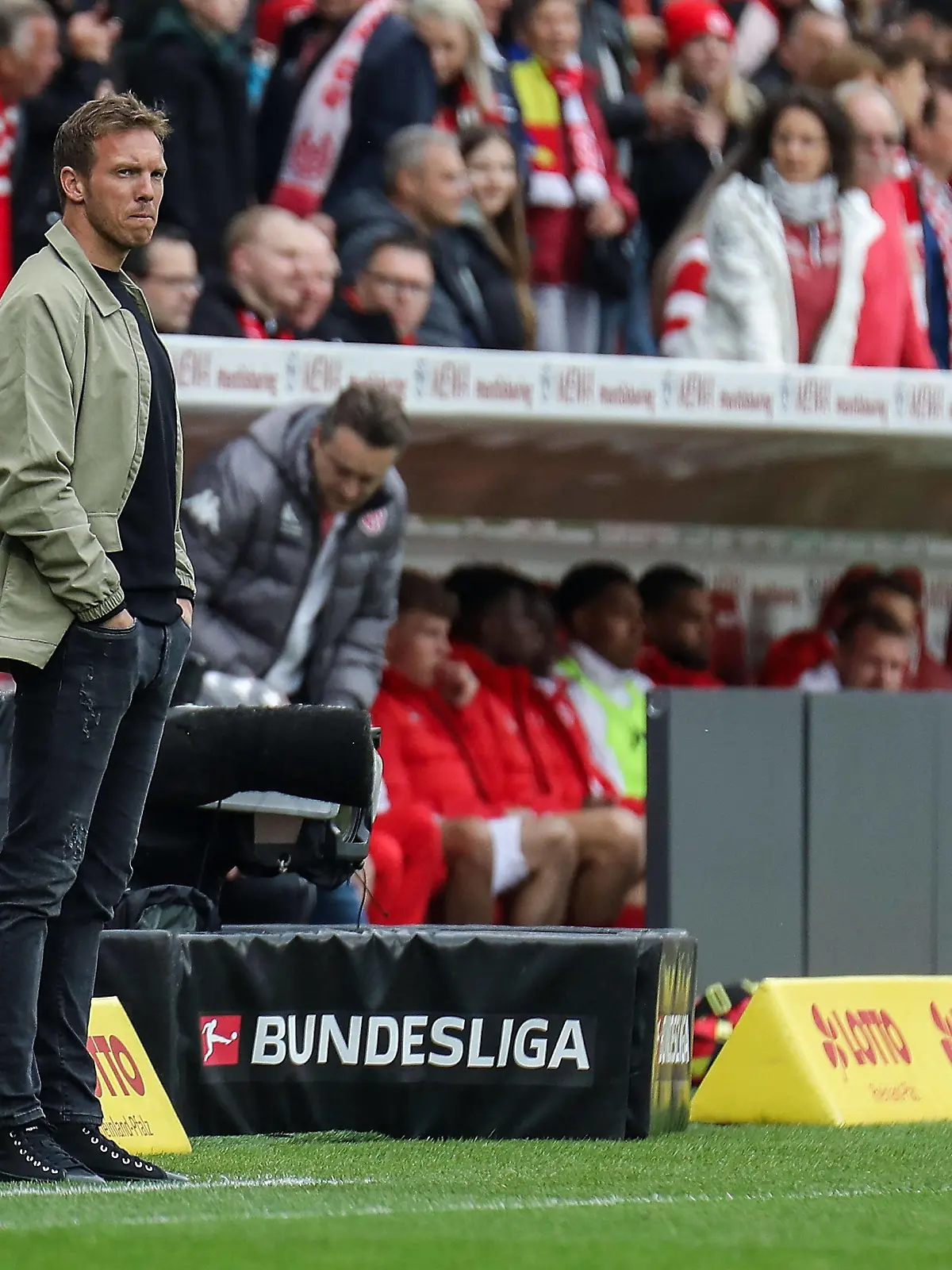  30.04.2022, xmkx, Fussball 1.Bundesliga, 1.FSV Mainz 05 - FC Bayern Muenchen v.l. Julian Nagelsmann Trainer FC Bayern Muenchen DFL/DFB REGULATIONS PROHIBIT ANY USE OF PHOTOGRAPHS as IMAGE SEQUENCES and/or QUASI-VIDEO emspor Mainz *** 30 04 2022, xmkx, football 1 Bundesliga, 1 FSV Mainz 05 FC Bayern Muenchen v l Julian Nagelsmann coach FC Bayern Muenchen DFL DFB REGULATES PROHIBIT ANY USE OF PHOTOGRAPHS as IMAGE SEQUENCES and or QUASI VIDEO emspor Mainz