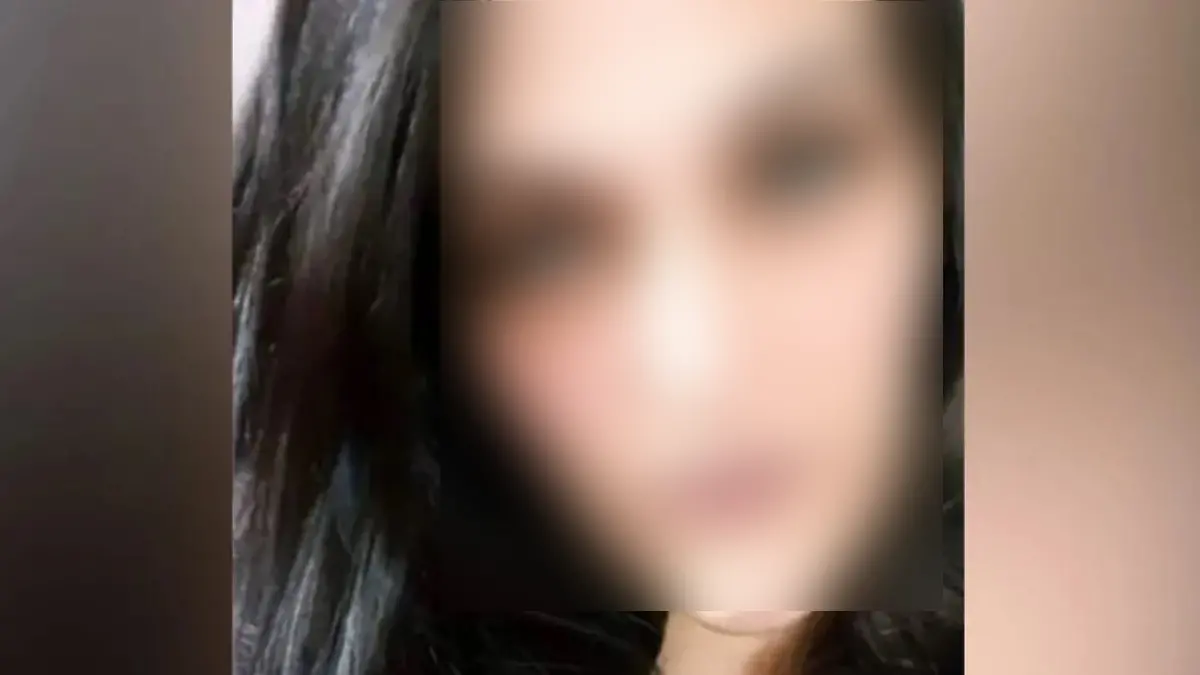 Daniela E. S. stirbt, während sie nach einem erneuten Angriff durch ihren Ex-Partner auf eine Antwort der Polizei wartet. Acht Minuten in der Warteschleife werden ihr zum Verhängnis.
