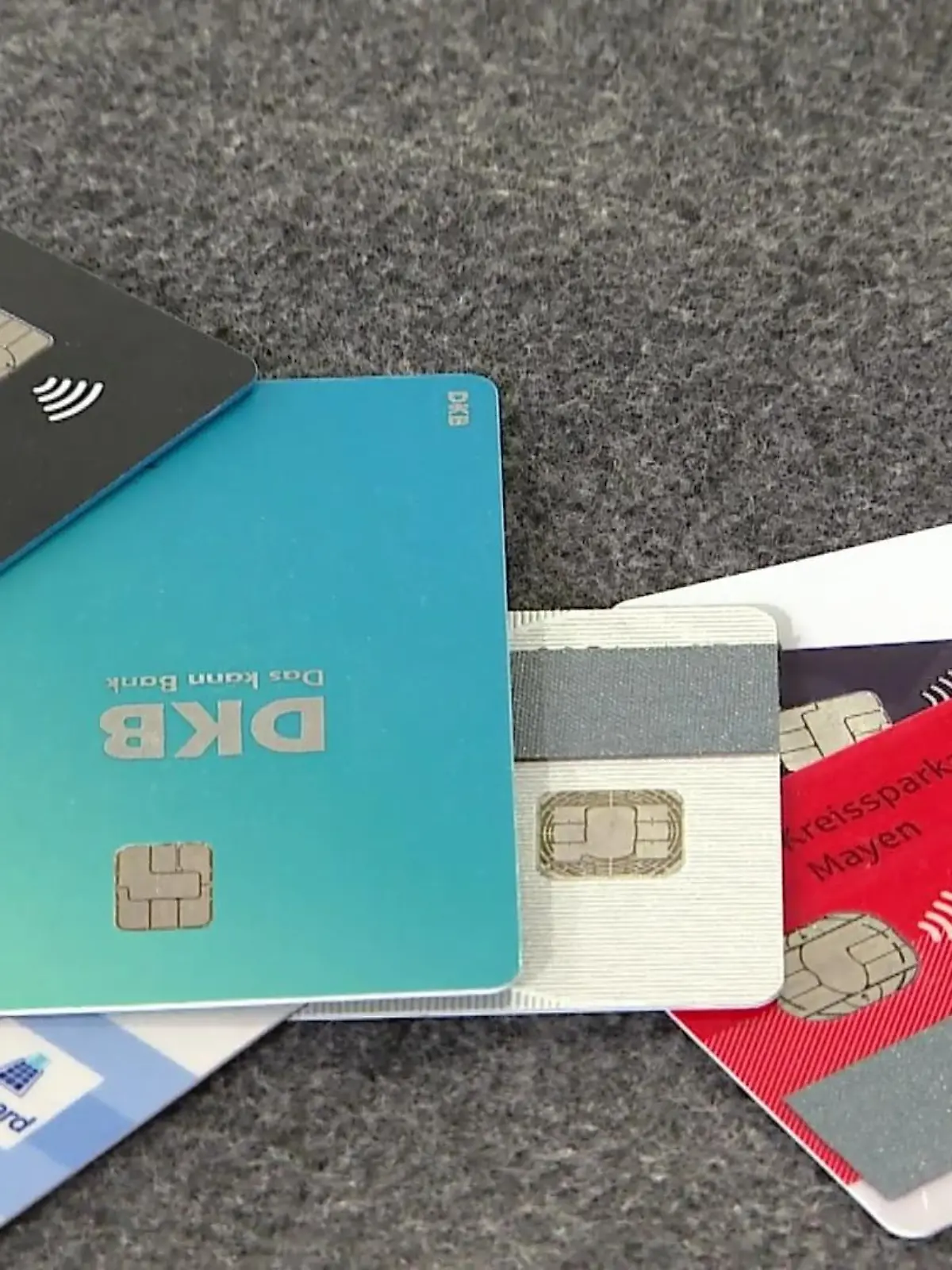 Auf der Girocard der Banken und Sparkassen ist derzeit noch das rot-blaue Maestro-Logo zu finden. Diese Maestro-Funktion ist ein Angebot des Unternehmens Mastercard und ermöglicht es Ihnen mit der Girocard im Ausland Geld abzuheben und bargeldlos zu bezahlen. 
Genau diese Maestro-Funktion will der Betreiber Mastercard nun abschaffen und hat dazu die Banken und Sparkassen aufgefordert, ab dem 1. Juli keine neuen Girokarten mit der Maestro-Funktion mehr herauszugeben.