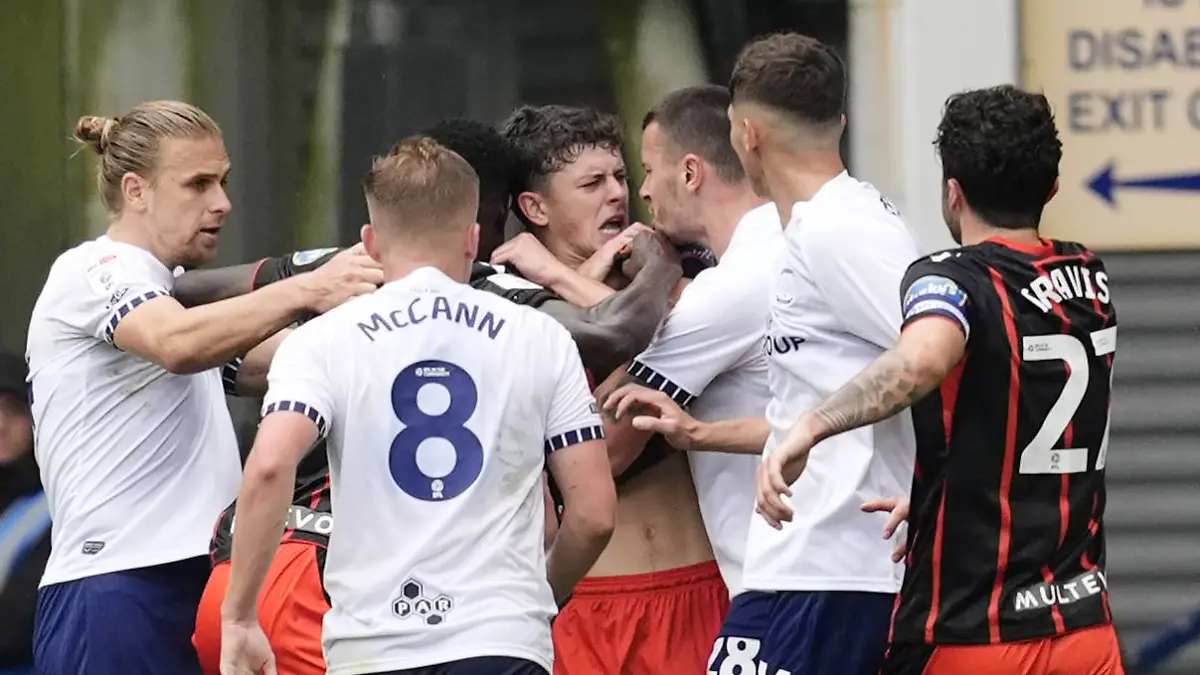 Im Derby zwischen Preston North End und Blackburn Rovers kommt es zu einer Rudelbildung.
