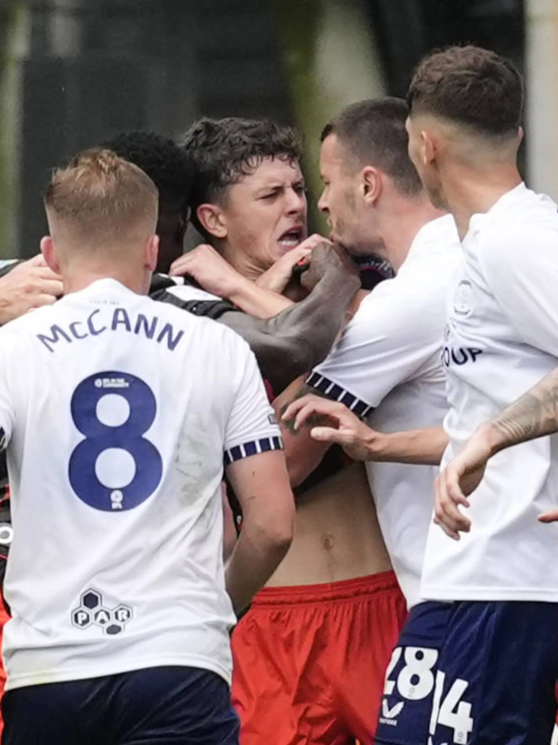 Im Derby zwischen Preston North End und Blackburn Rovers kommt es zu einer Rudelbildung.