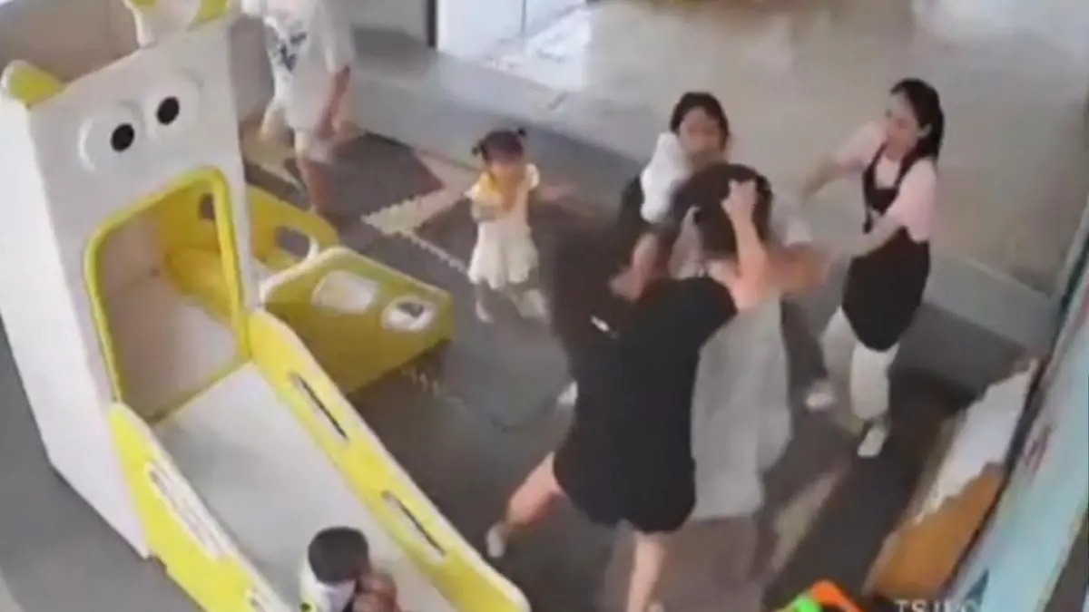 Aanval op kleinkind! Mütter fokt vol kinderkracht tijdens Mama-Fight