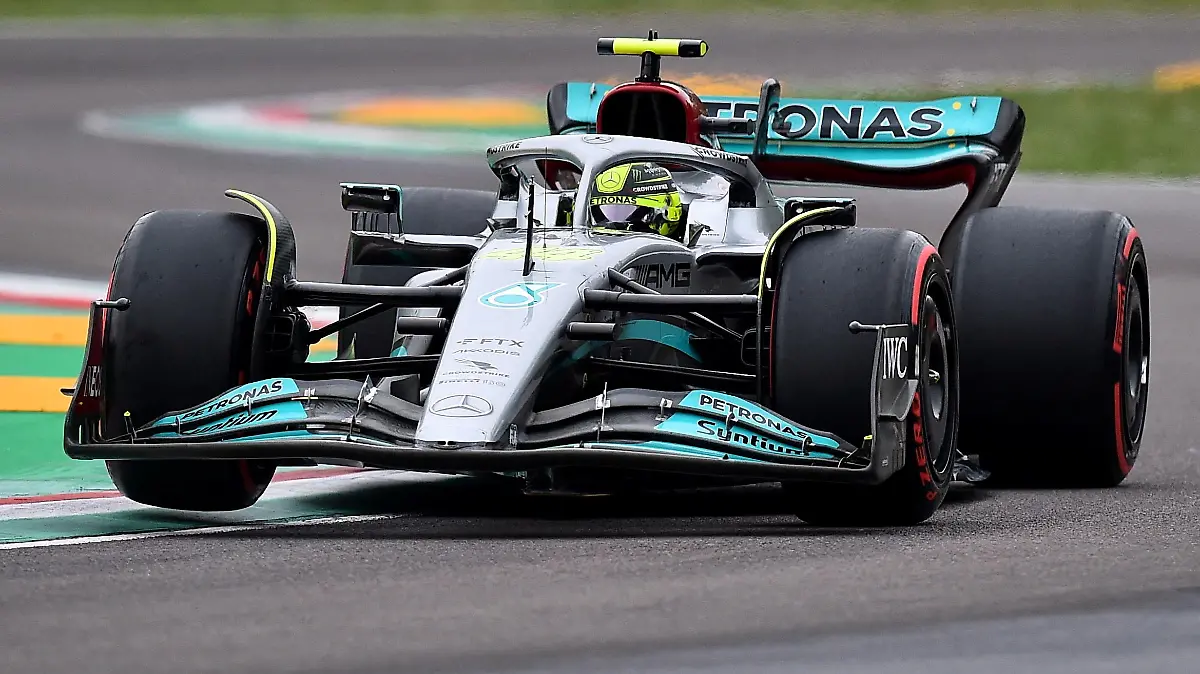 FILE PHOTO: Formula One F1 - Emilia Romagna Grand Prix - Autodromo Enzo e Dino Ferrari, Imola, Italy - April 22, 2022 Mercedes' Lewis Hamilton in action during qualifying REUTERS/Massimo Pinca/File Photo