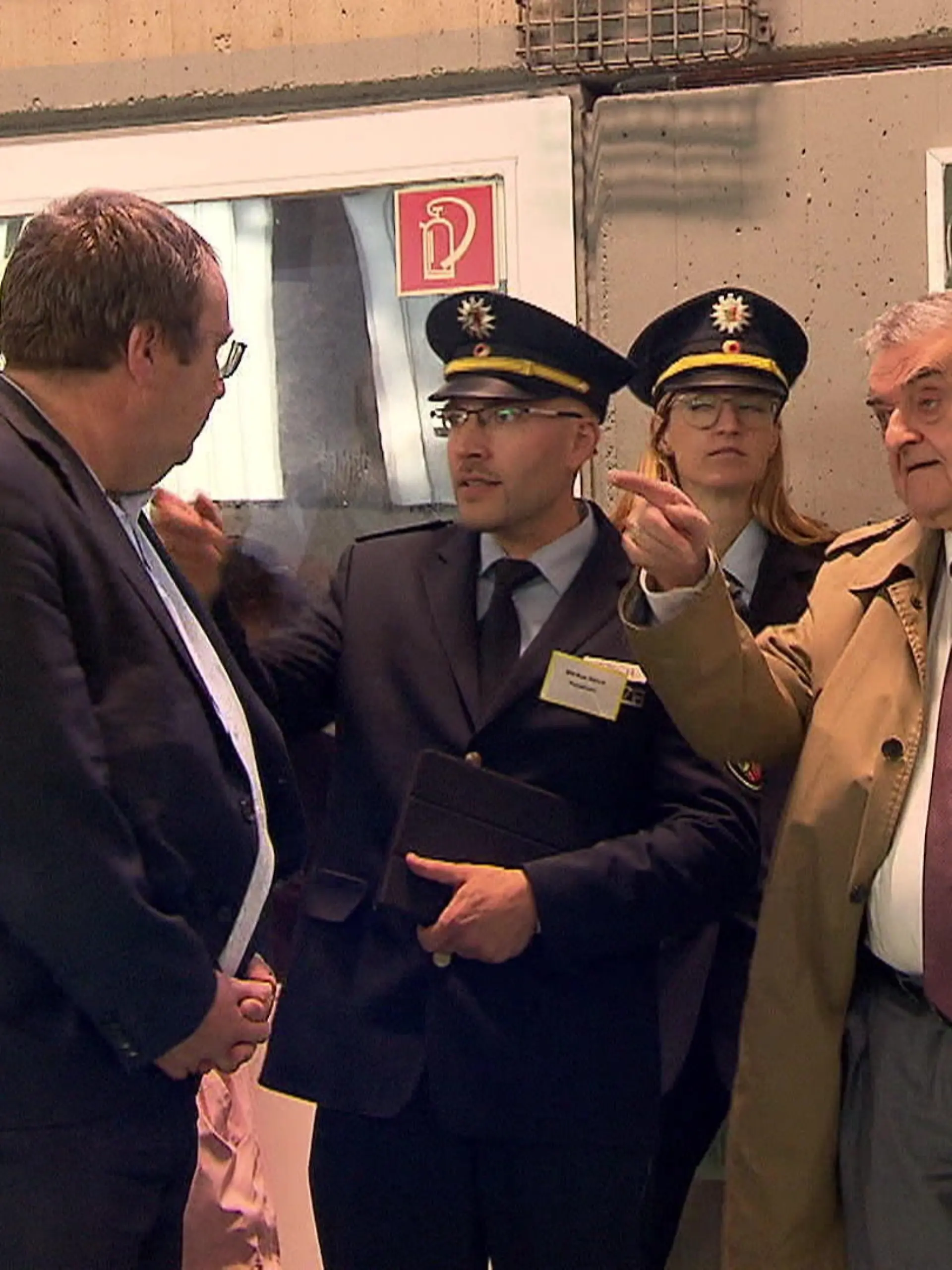 Bild zu: "Schüler zeigen Minister rote Karte"