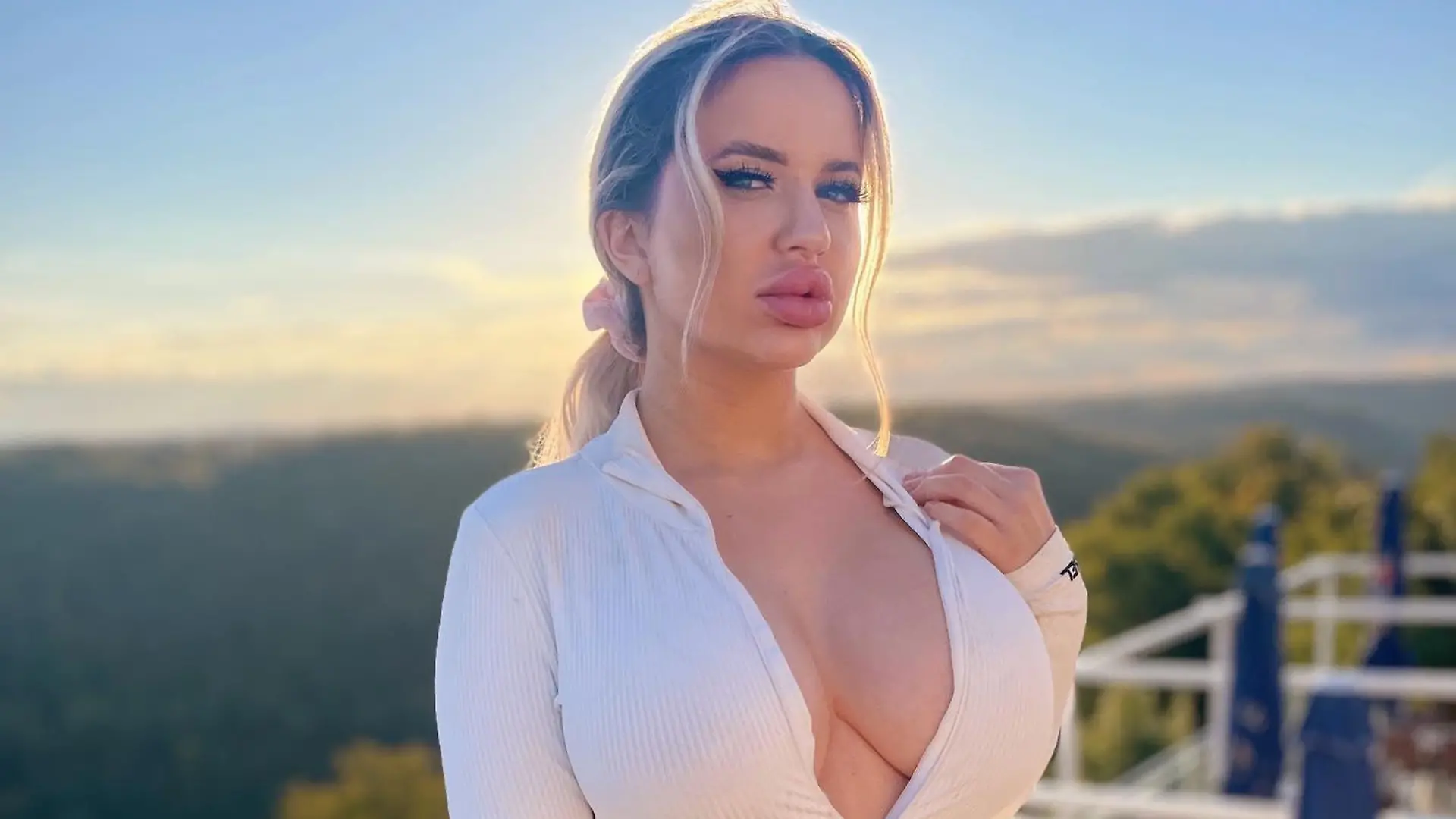 Jessica in weißem Anzug