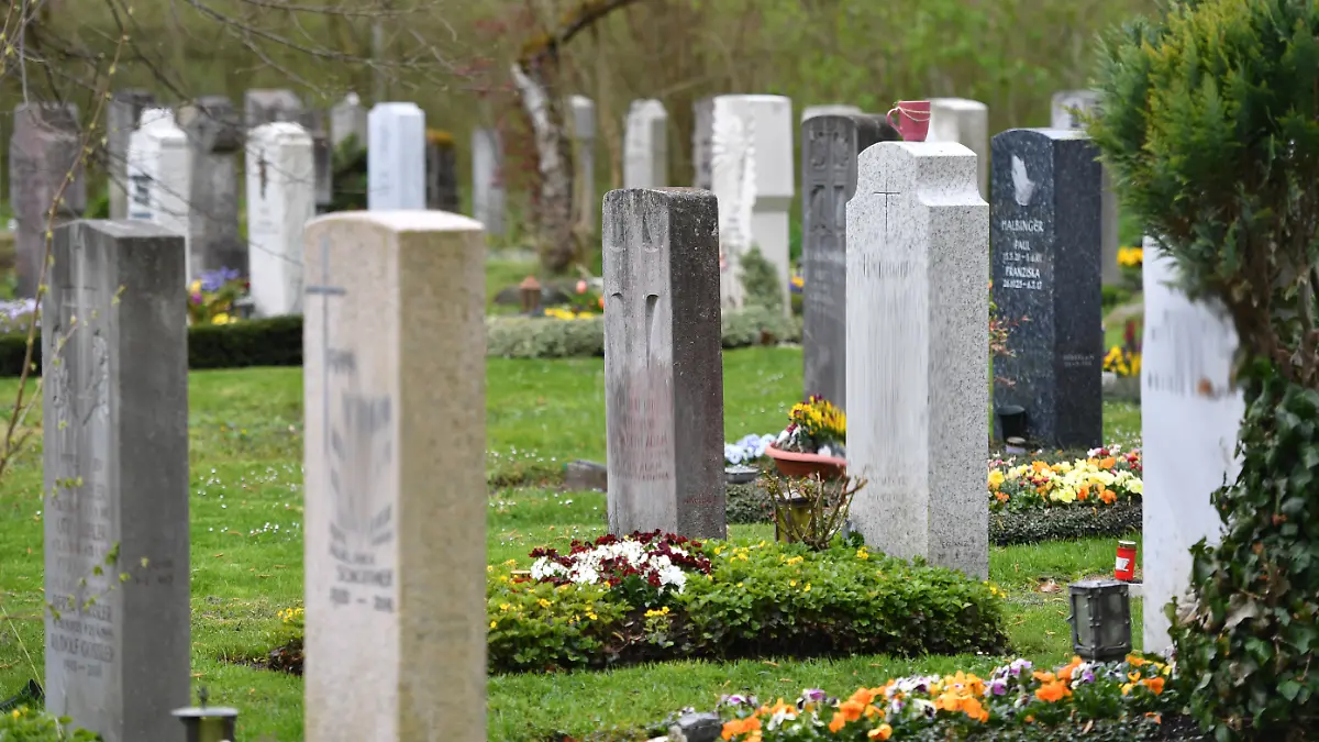 Wegen regelmäßiger Sextreffen auf der Friedhofstoilette in Teufenthal (Schweiz) zieht die Gemeinde drastische Konsequenzen: Das WC wird ab Januar 2025 geschlossen.