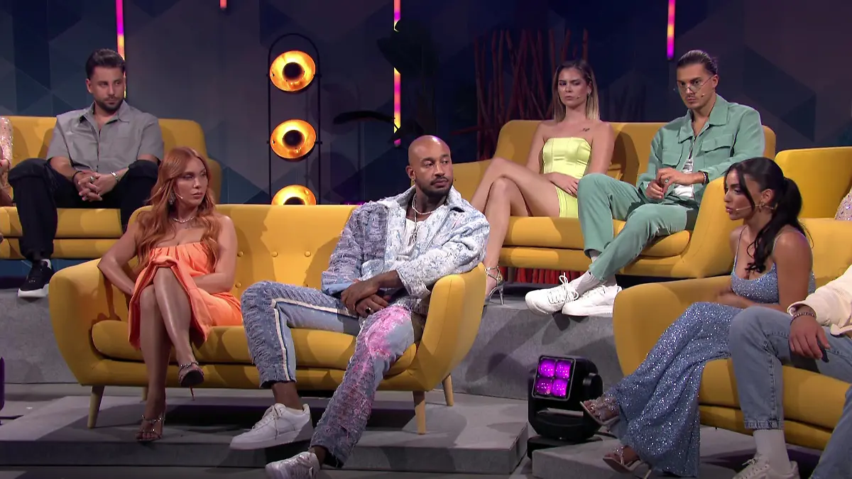 Lukas (unten Mitte) und Jenny (unten rechts) haben sich bei AYTO ineinander verliebt.