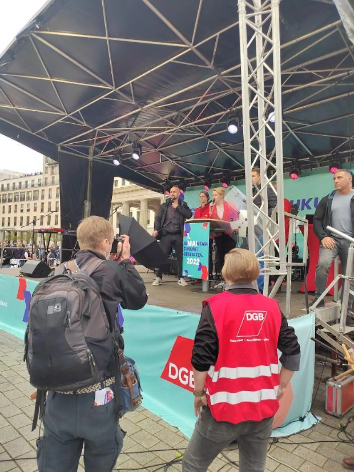 SPD-Politikerin Franziska Giffey bei Rede in Berlin mit Eiern beworfen.