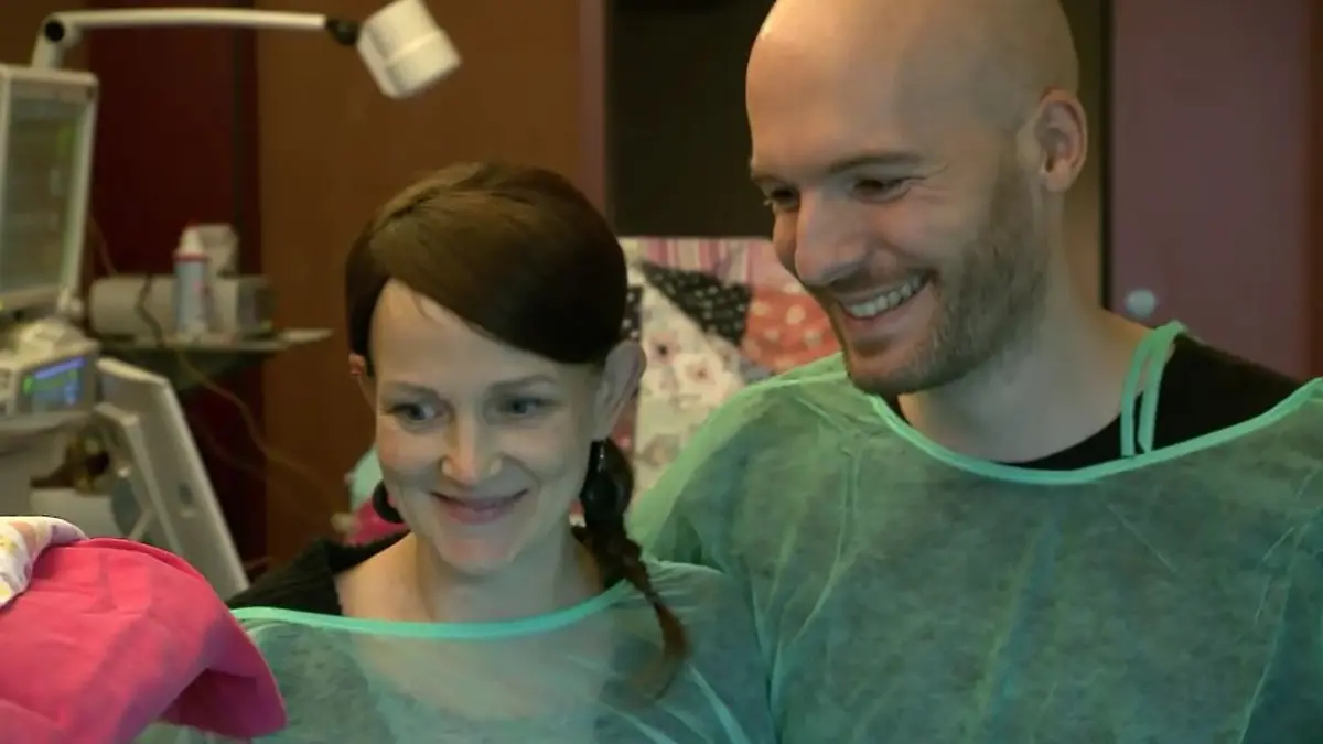 Rebecca und Sebastian Pohlink stehen am Brutkasten ihrer Zwillinge.